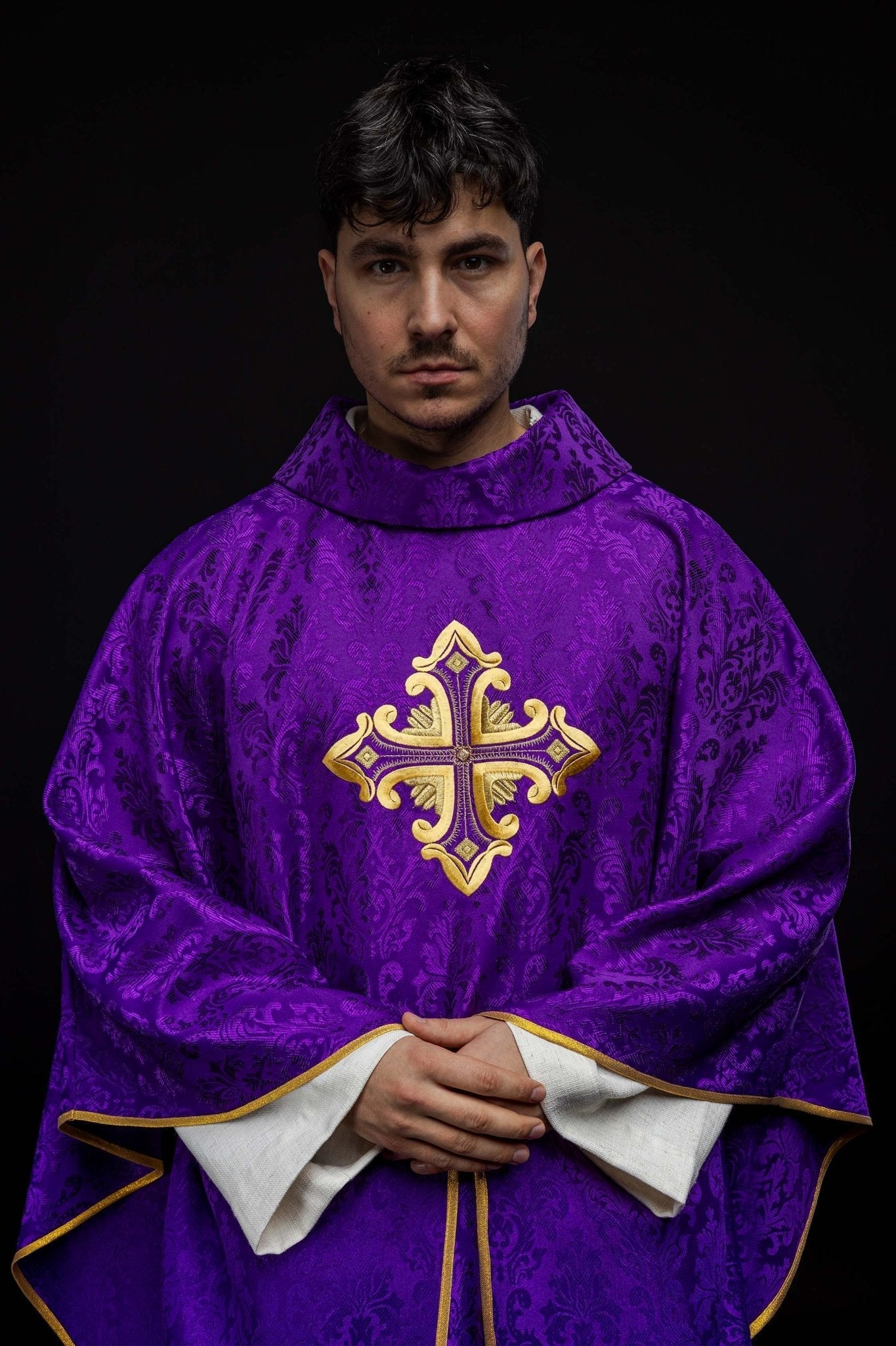 Chasuble violette avec croix cousue dans un tissu à motifs HIT/197007/03/67 FIOLET - CHASUBLES.FR