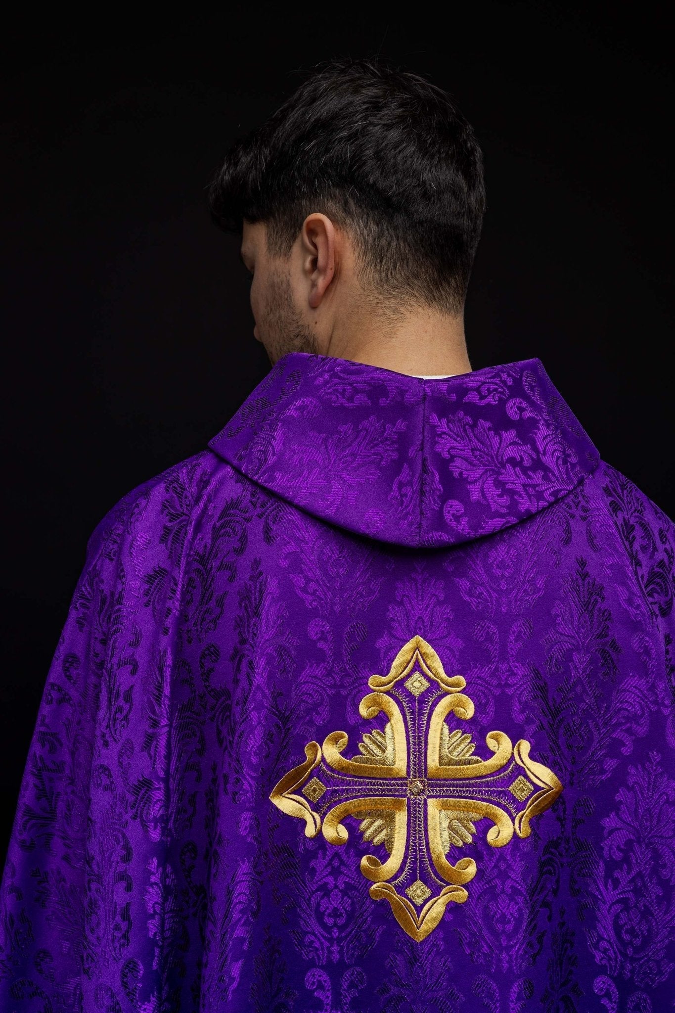Chasuble violette avec croix cousue dans un tissu à motifs HIT/197007/03/67 FIOLET - CHASUBLES.FR