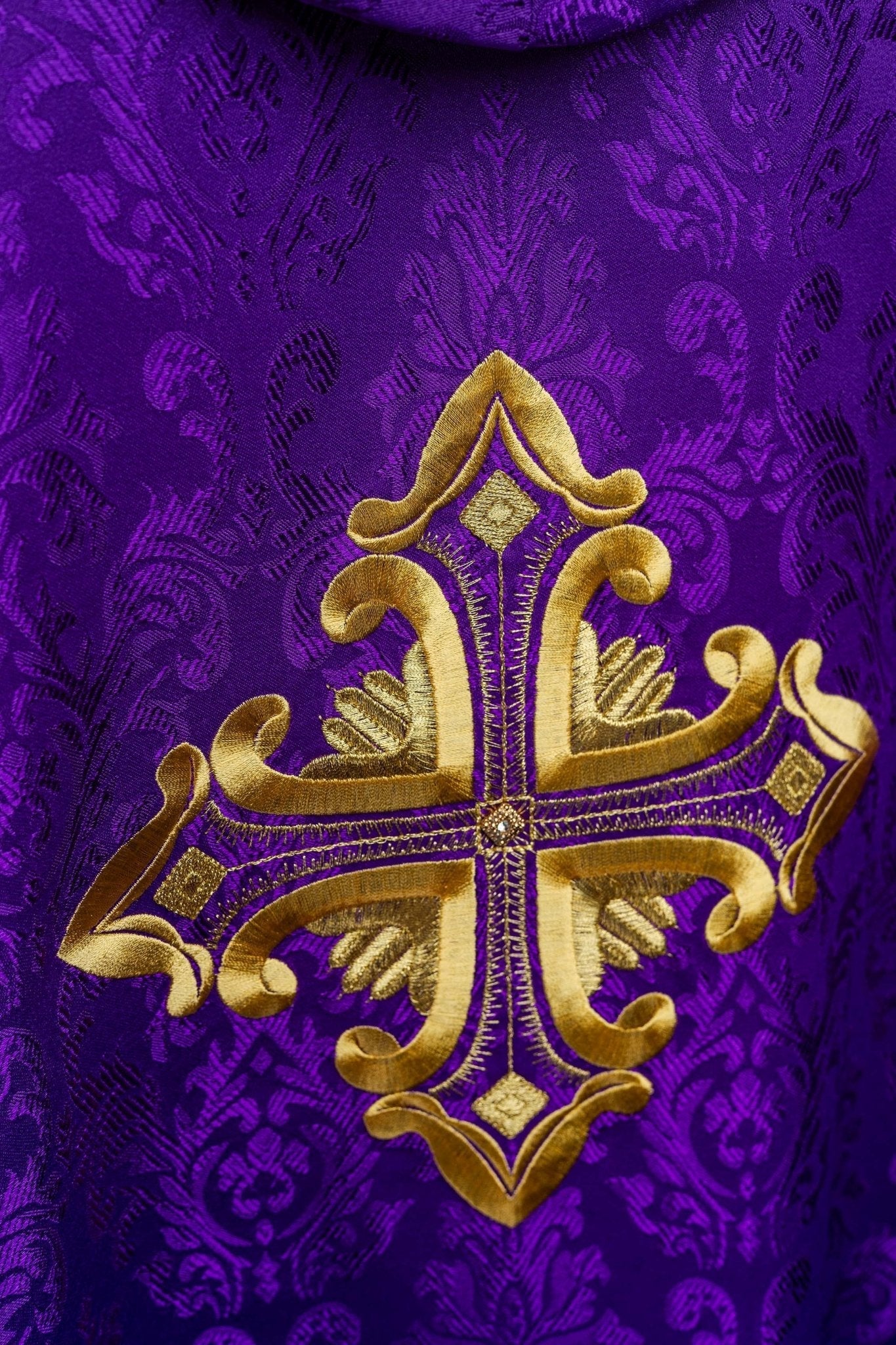 Chasuble violette avec croix cousue dans un tissu à motifs HIT/197007/03/67 FIOLET - CHASUBLES.FR