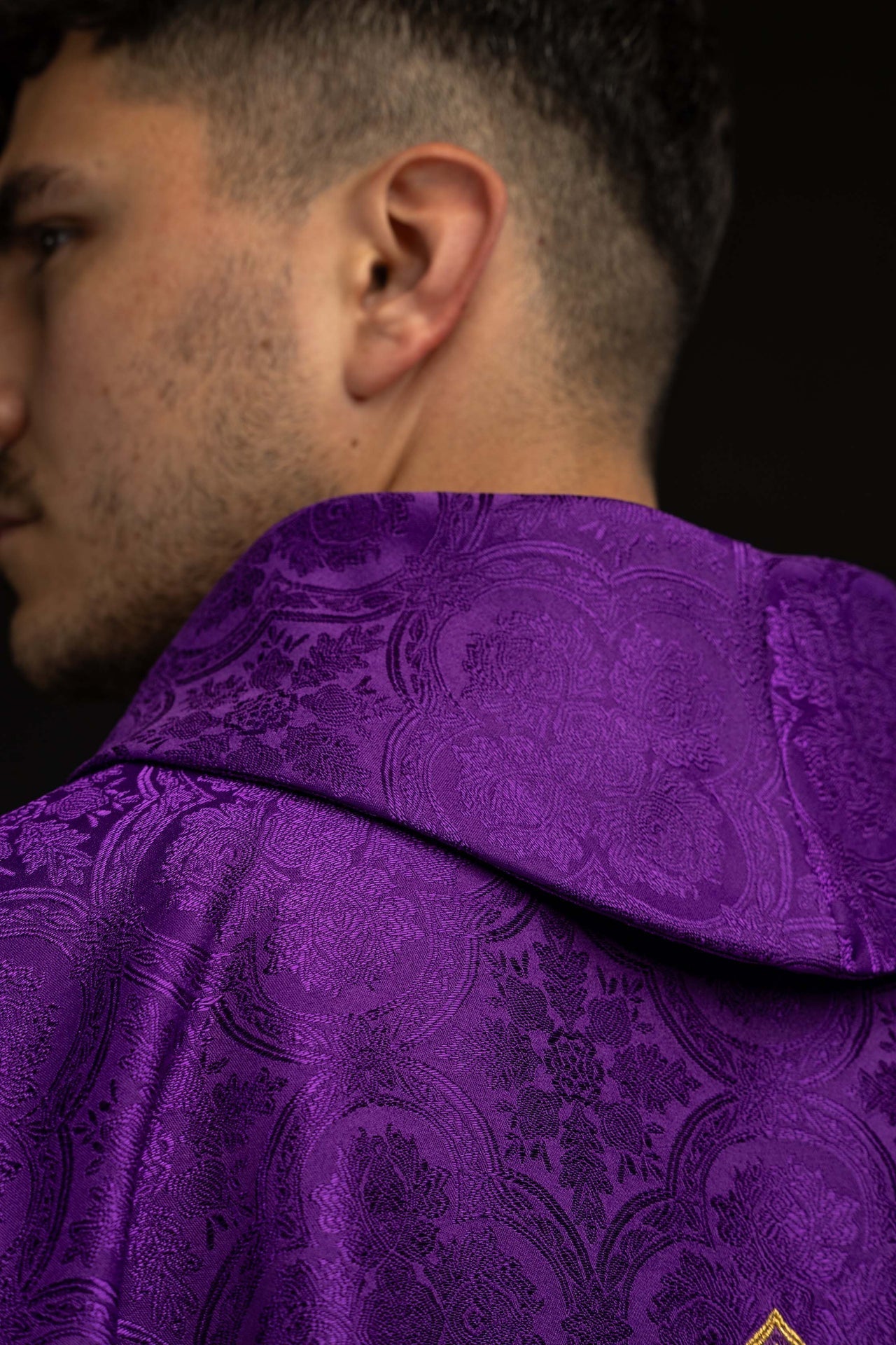 Chasuble violette avec croix en tissu jacquard KOR/403/03/11 - CHASUBLES.FR