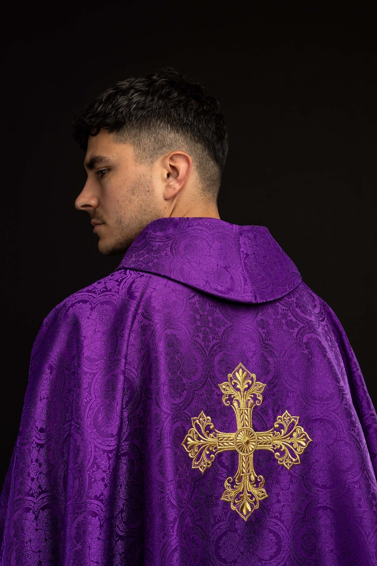 Chasuble violette avec croix en tissu jacquard KOR/403/03/11 - CHASUBLES.FR