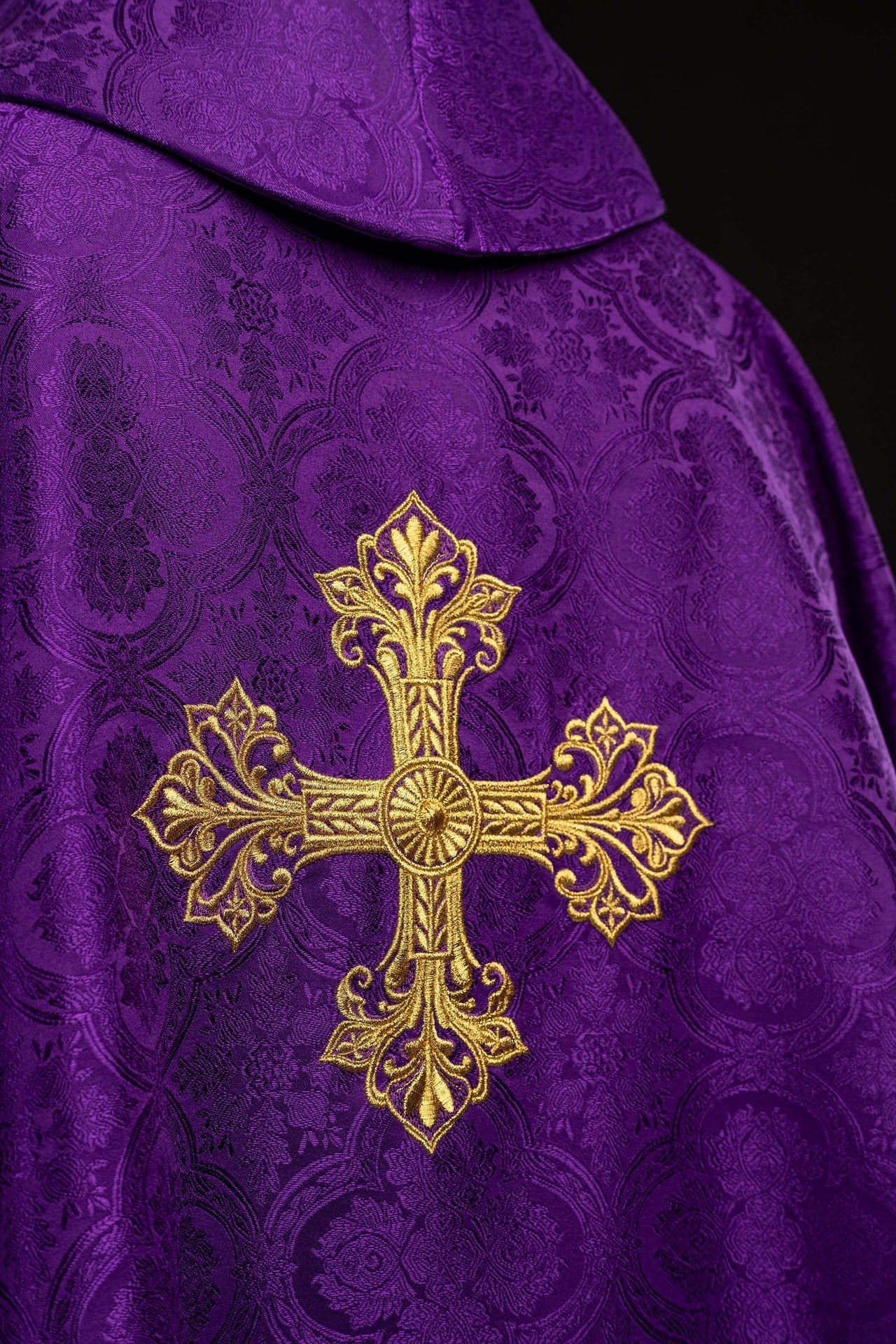 Chasuble violette avec croix en tissu jacquard KOR/403/03/11 - CHASUBLES.FR
