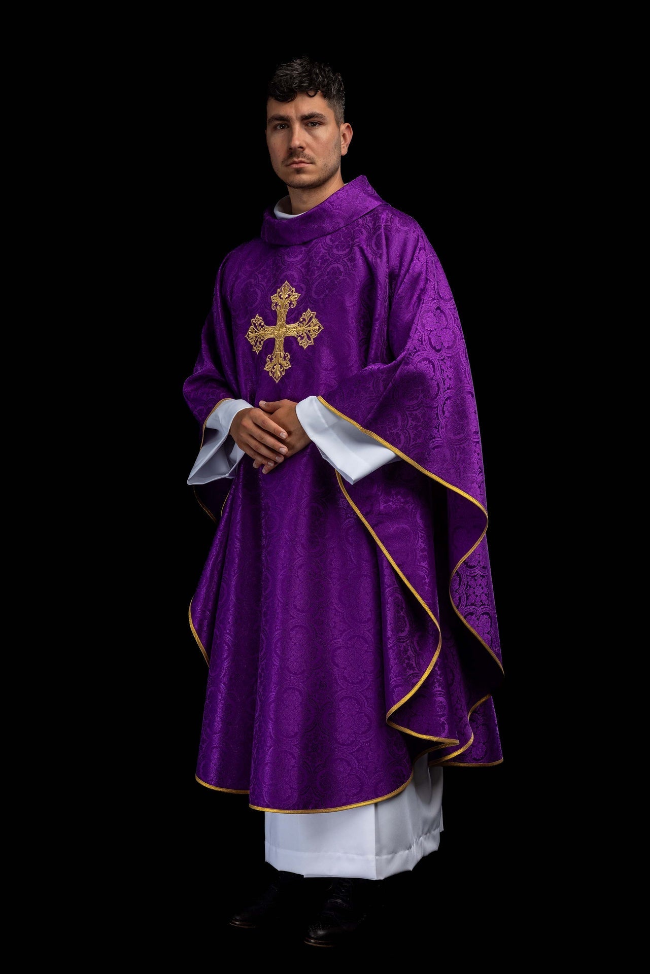 Chasuble violette avec croix en tissu jacquard KOR/403/03/11 - CHASUBLES.FR
