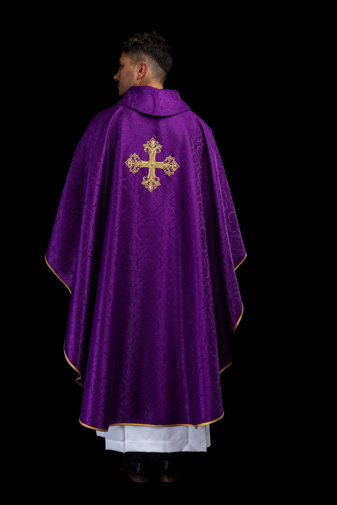 Chasuble violette avec croix en tissu jacquard KOR/403/03/11 - CHASUBLES.FR