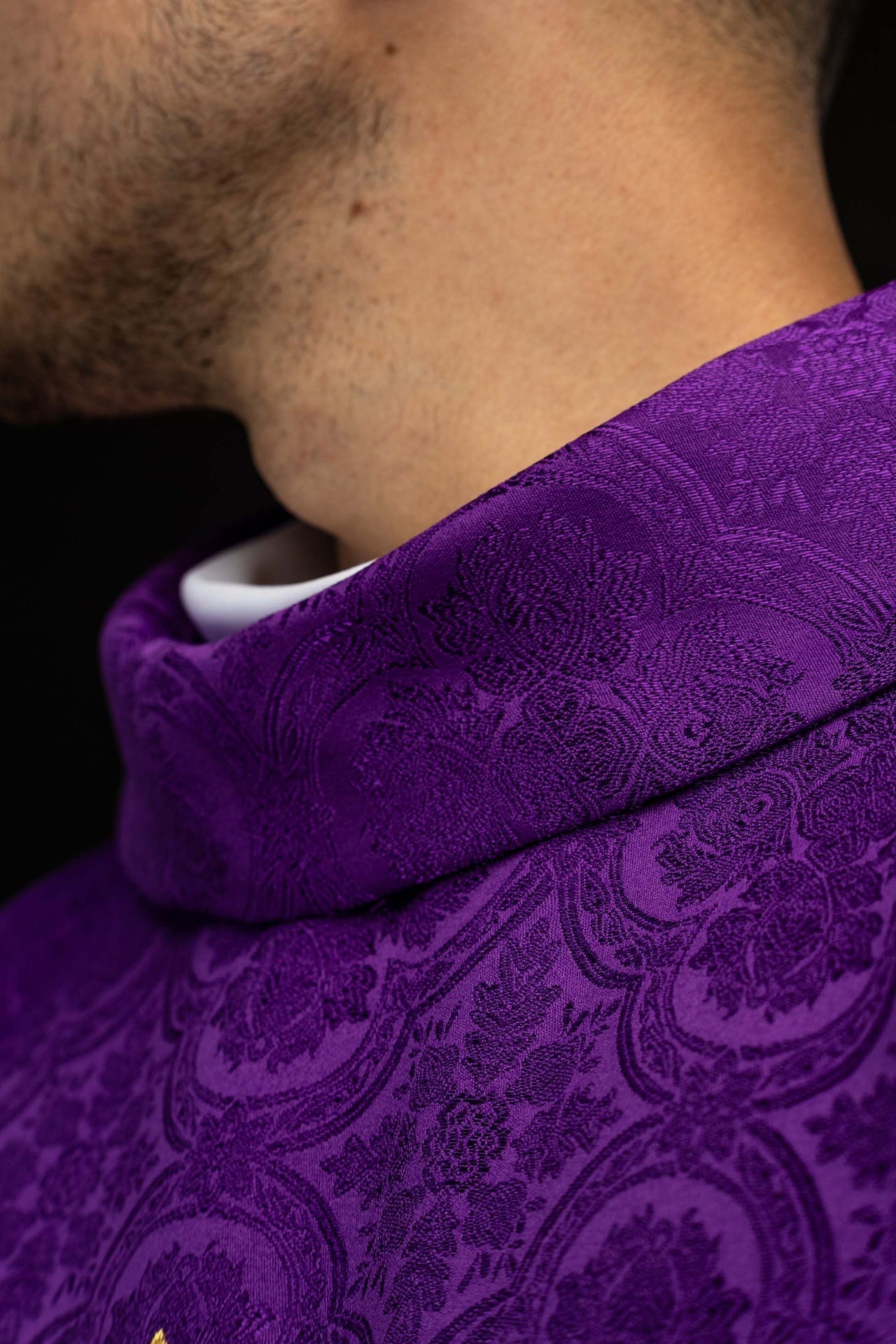 Chasuble violette avec croix en tissu jacquard KOR/403/03/11 - CHASUBLES.FR