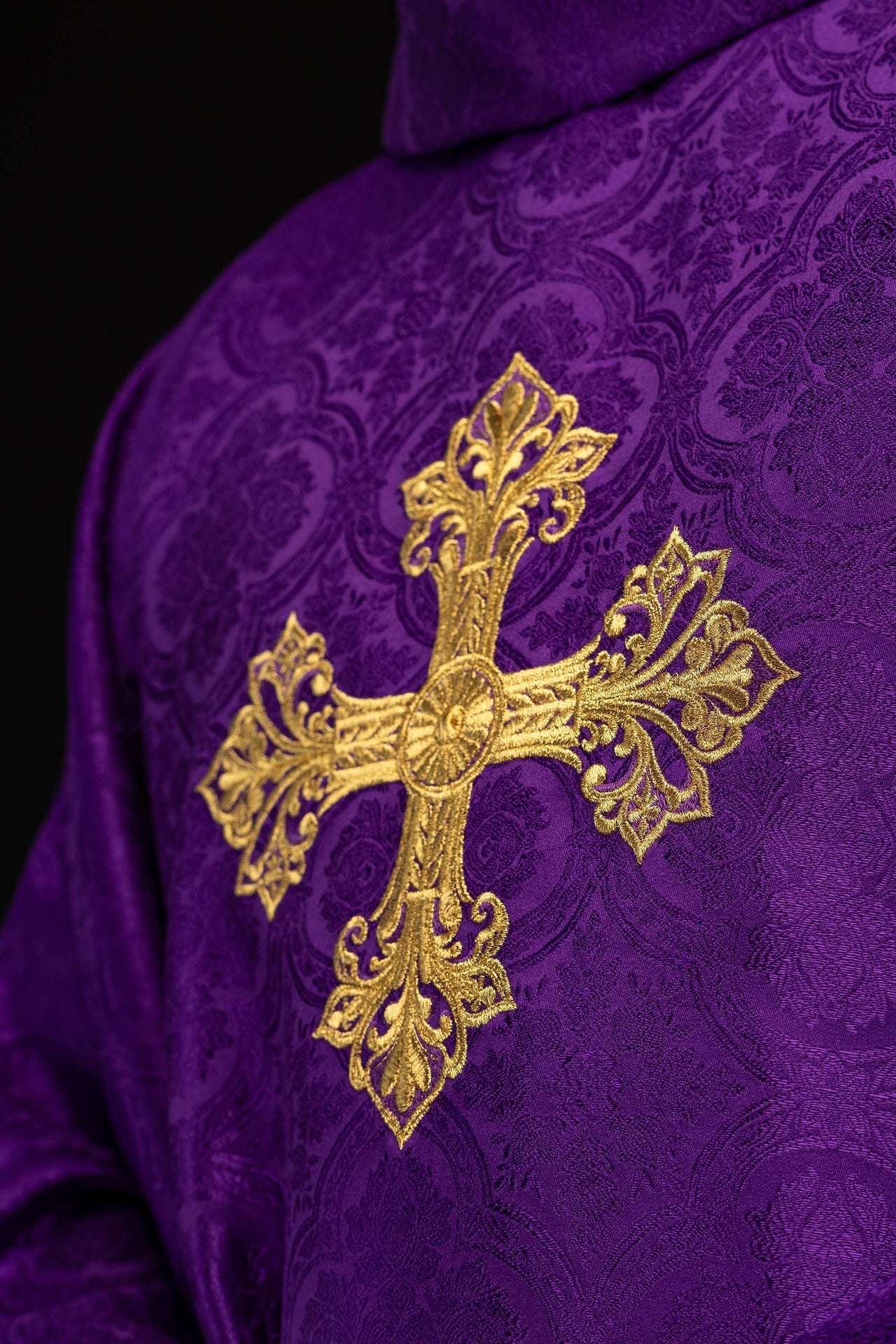Chasuble violette avec croix en tissu jacquard KOR/403/03/11 - CHASUBLES.FR