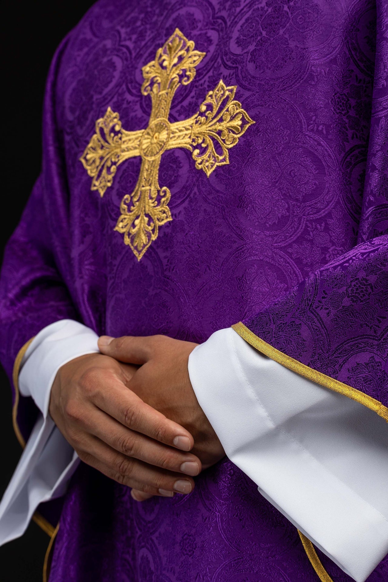 Chasuble violette avec croix en tissu jacquard KOR/403/03/11 - CHASUBLES.FR