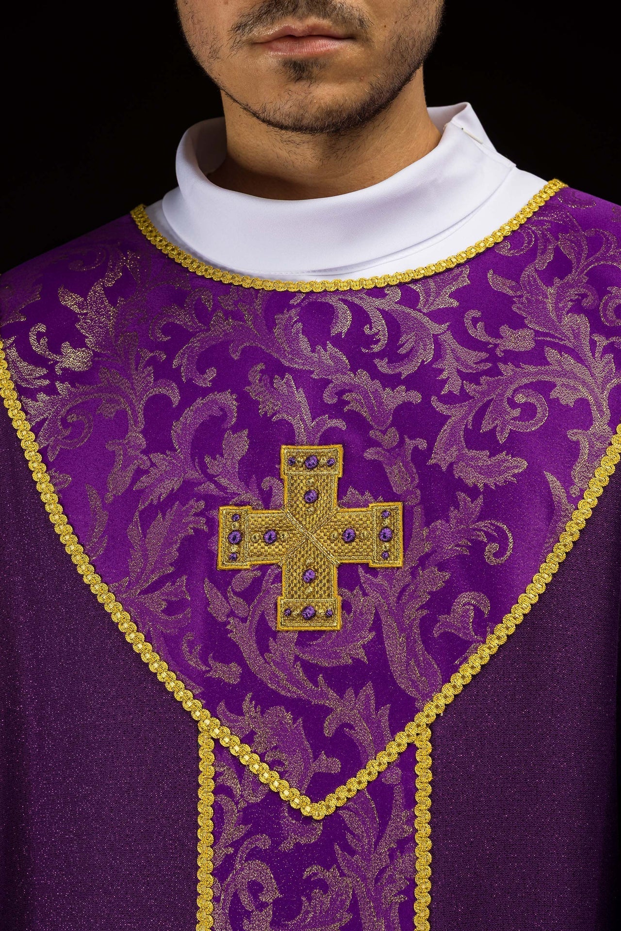 Chasuble violette avec croix ornée de tissu jacquard LE/7075/03 - CHASUBLES.FR