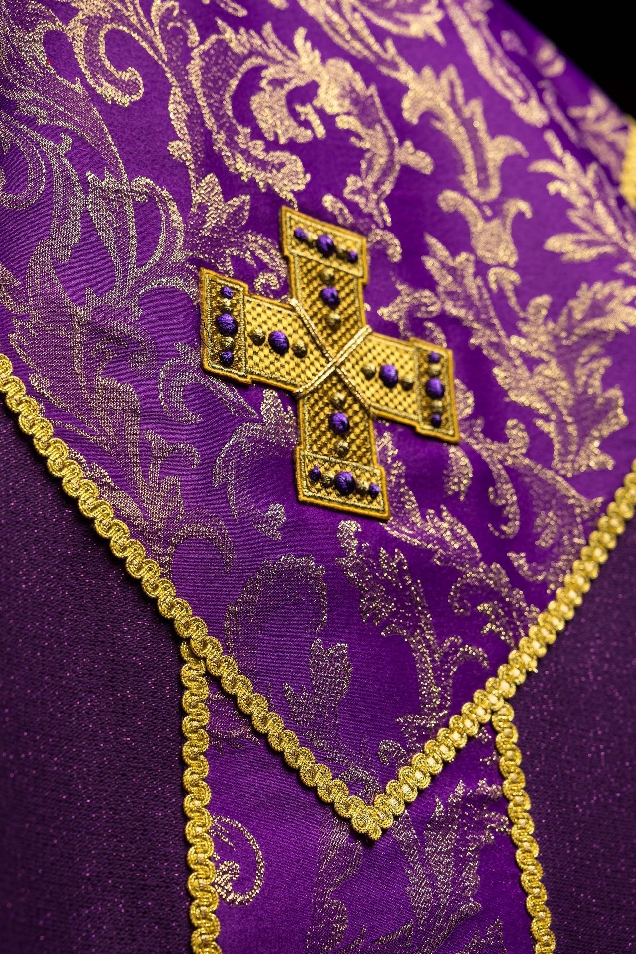 Chasuble violette avec croix ornée de tissu jacquard LE/7075/03 - CHASUBLES.FR