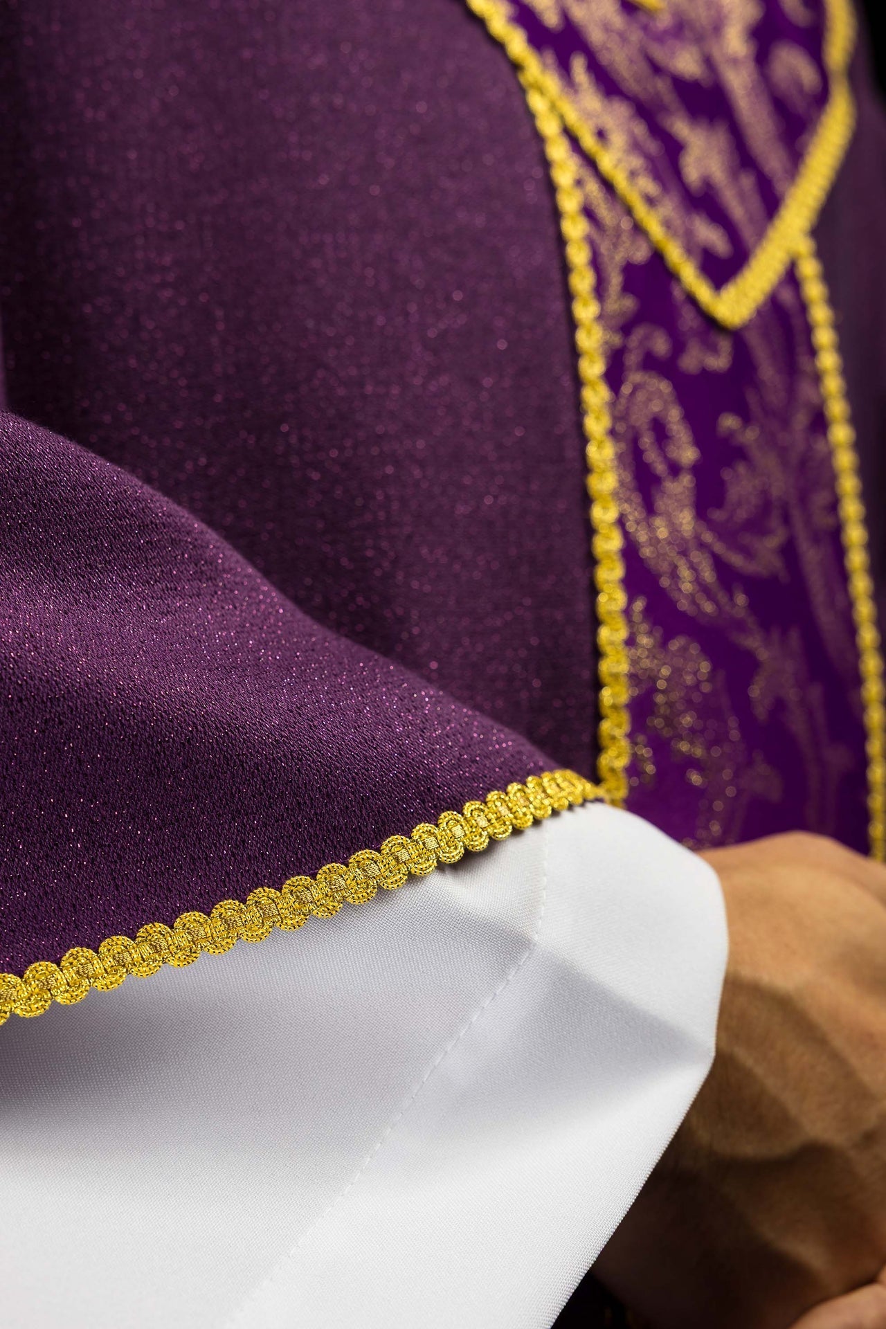 Chasuble violette avec croix ornée de tissu jacquard LE/7075/03 - CHASUBLES.FR