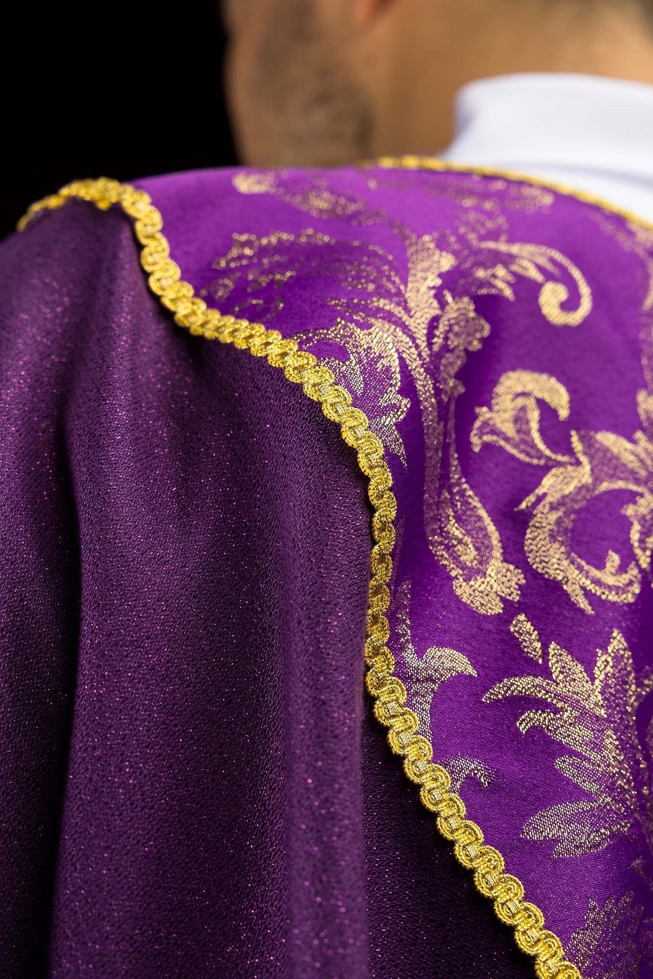 Chasuble violette avec croix ornée de tissu jacquard LE/7075/03 - CHASUBLES.FR