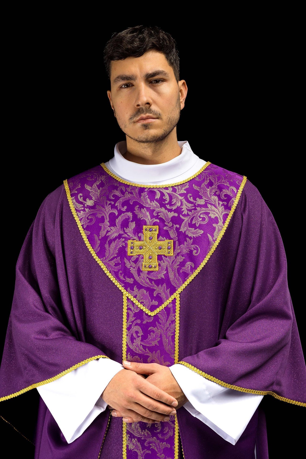 Chasuble violette avec croix ornée de tissu jacquard LE/7075/03 - CHASUBLES.FR