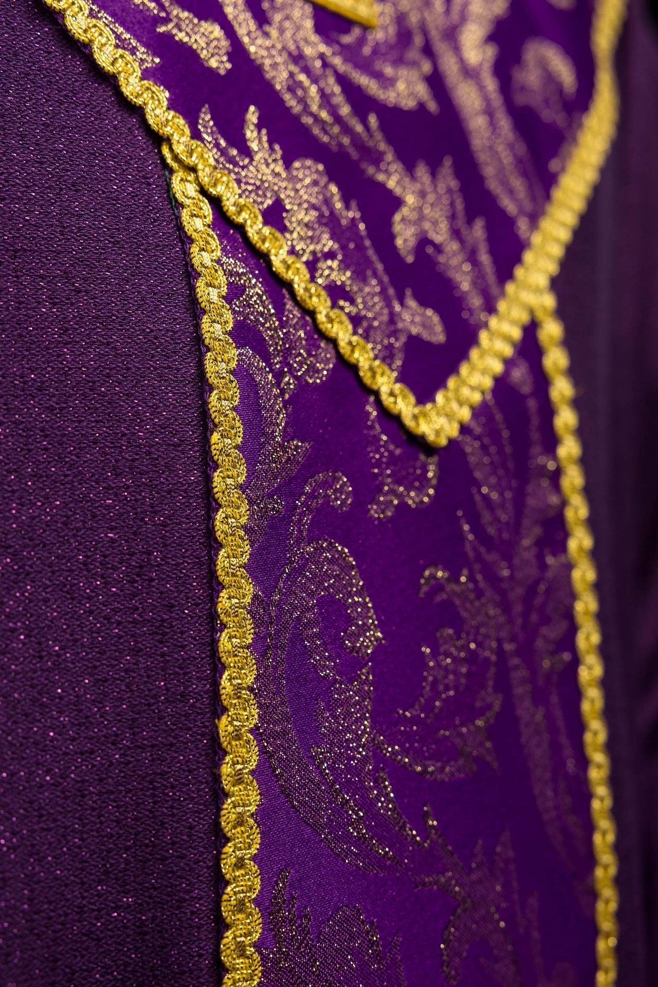 Chasuble violette avec croix ornée de tissu jacquard LE/7075/03 - CHASUBLES.FR