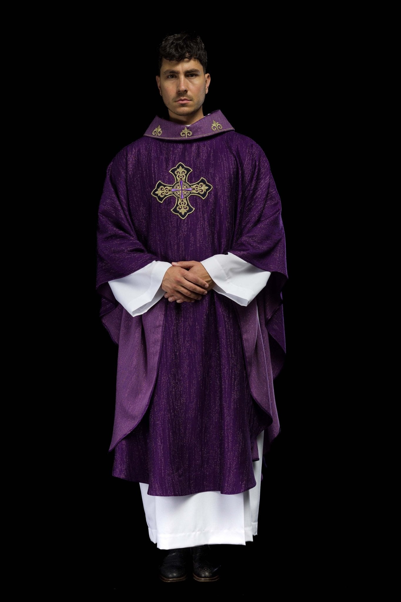Chasuble violette avec motif brodé de croix sur tissu ornemental LE/7036/03 - CHASUBLES.FR