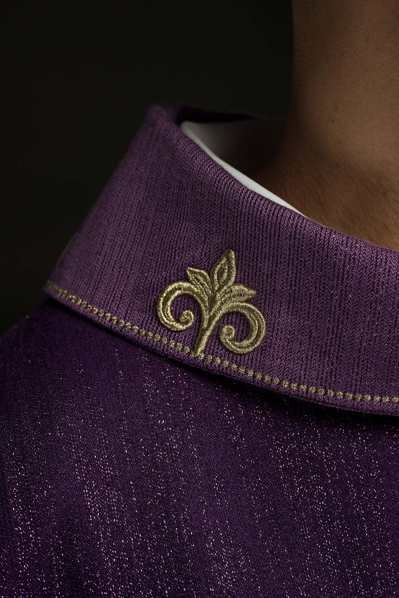 Chasuble violette avec motif brodé de croix sur tissu ornemental LE/7036/03 - CHASUBLES.FR