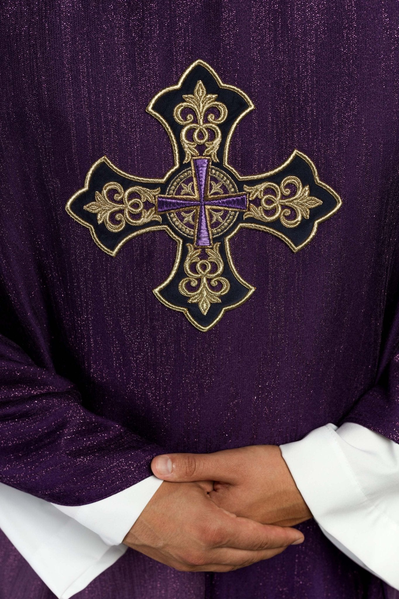 Chasuble violette avec motif brodé de croix sur tissu ornemental LE/7036/03 - CHASUBLES.FR
