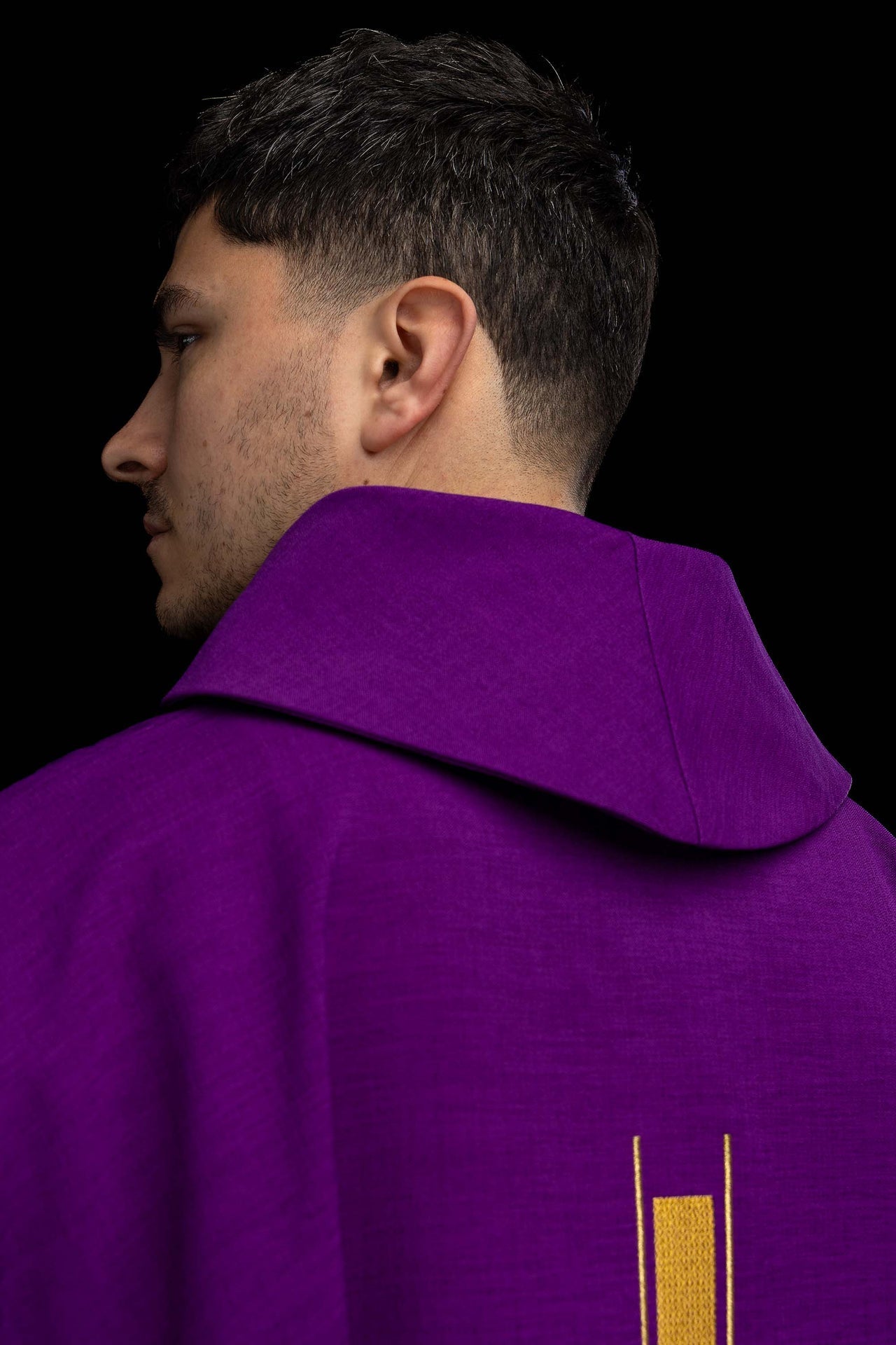 Chasuble violette avec motif de croix brodé LE/7019/03 - CHASUBLES.FR