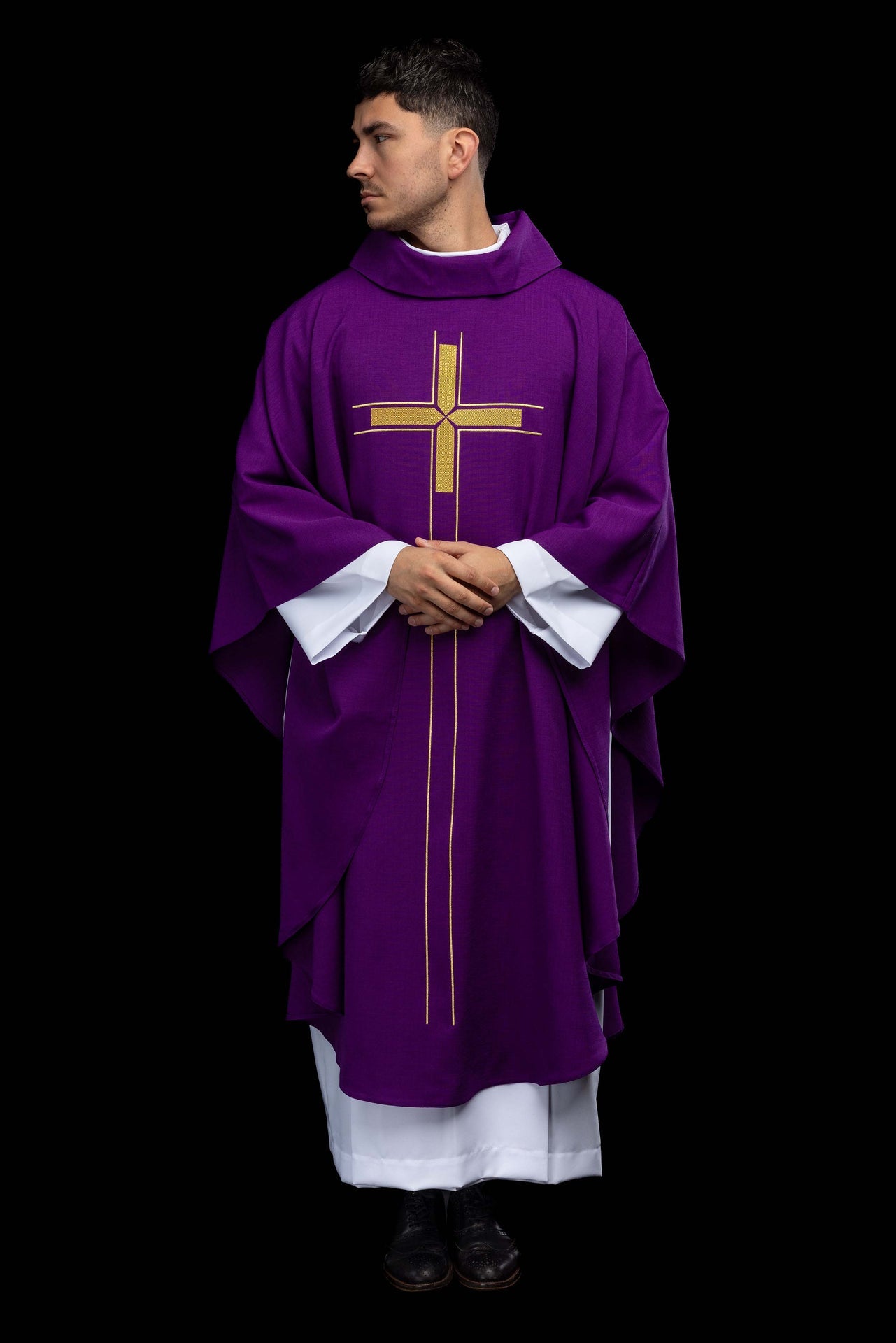 Chasuble violette avec motif de croix brodé LE/7019/03 - CHASUBLES.FR