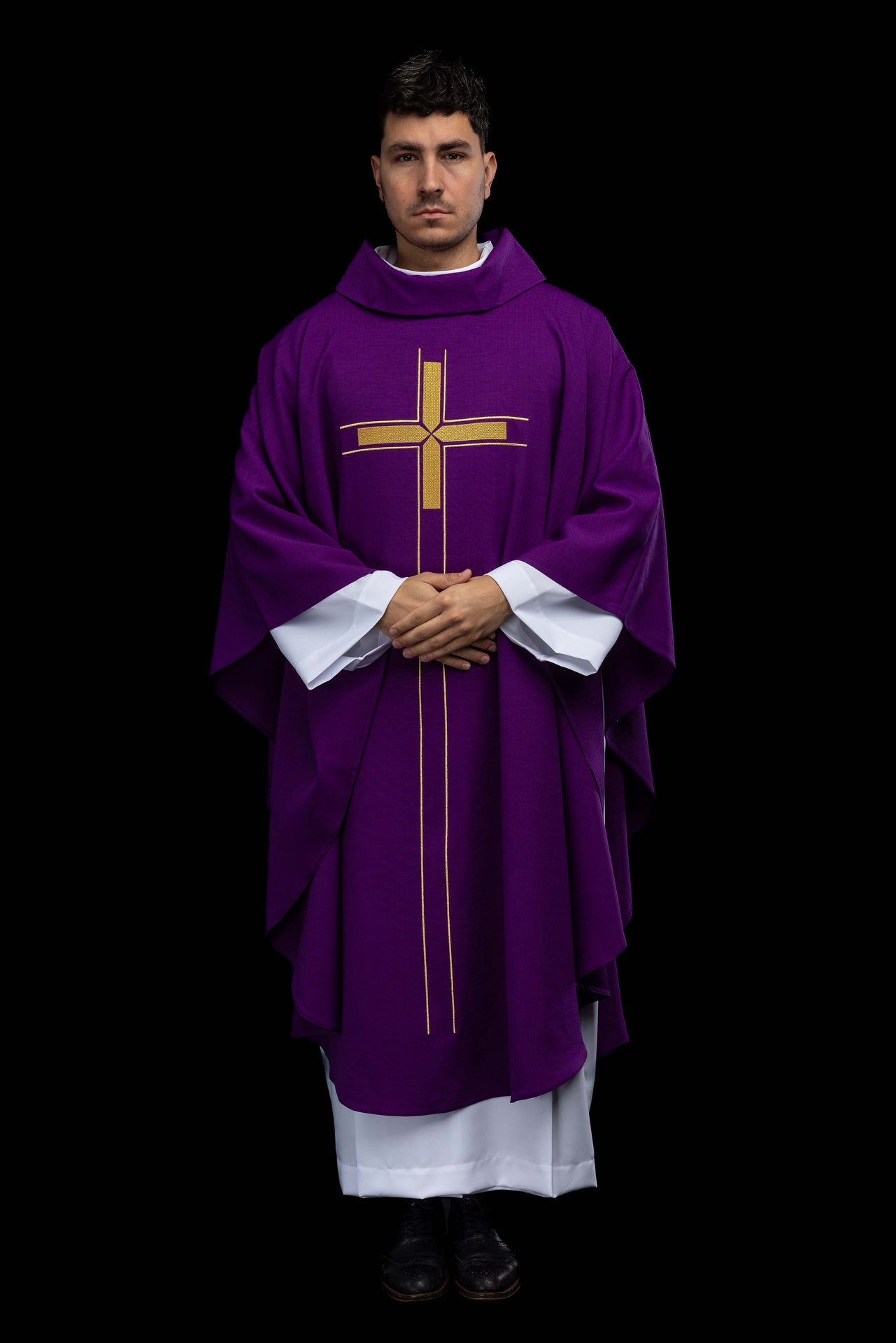Chasuble violette avec motif de croix brodé LE/7019/03 - CHASUBLES.FR