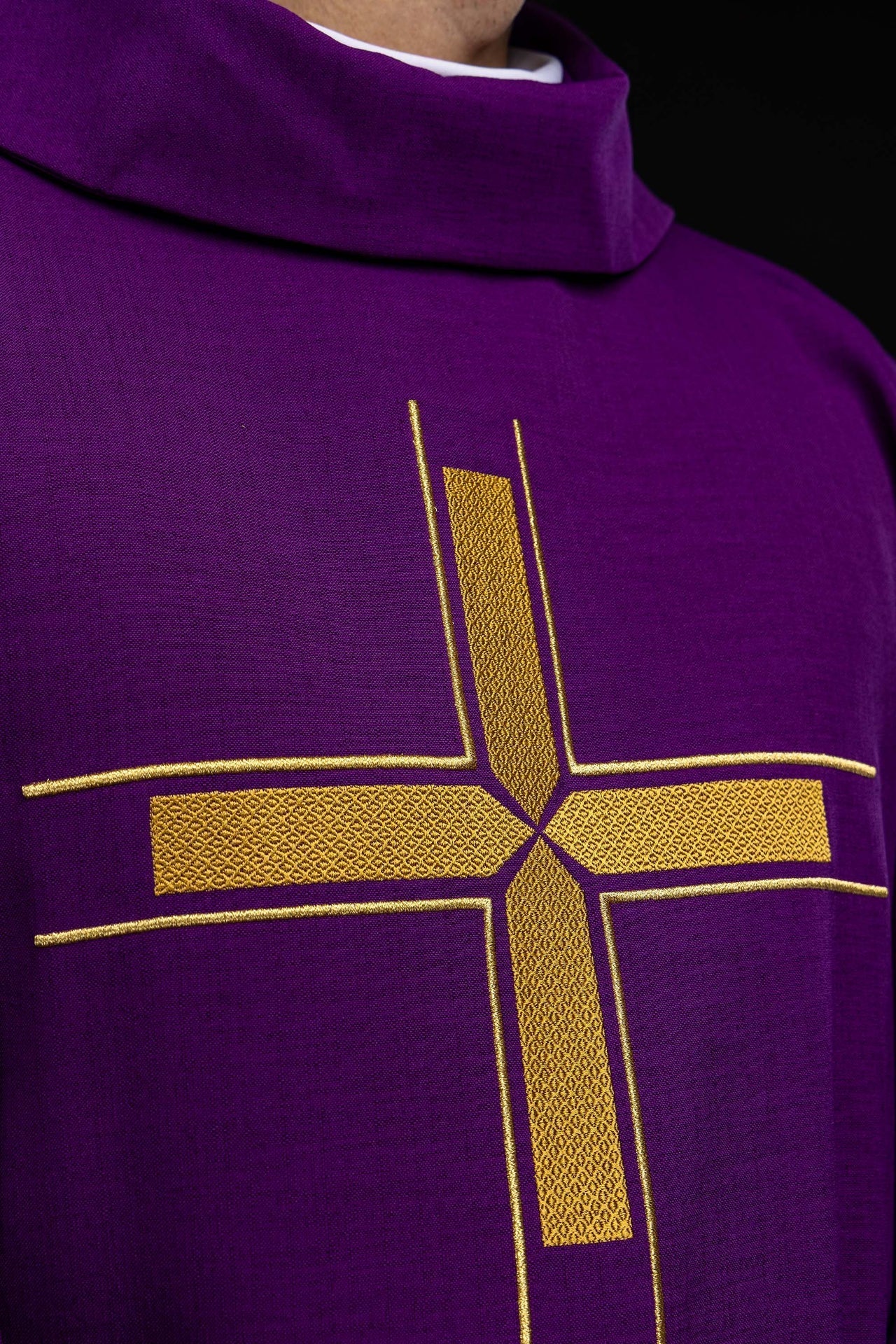Chasuble violette avec motif de croix brodé LE/7019/03 - CHASUBLES.FR