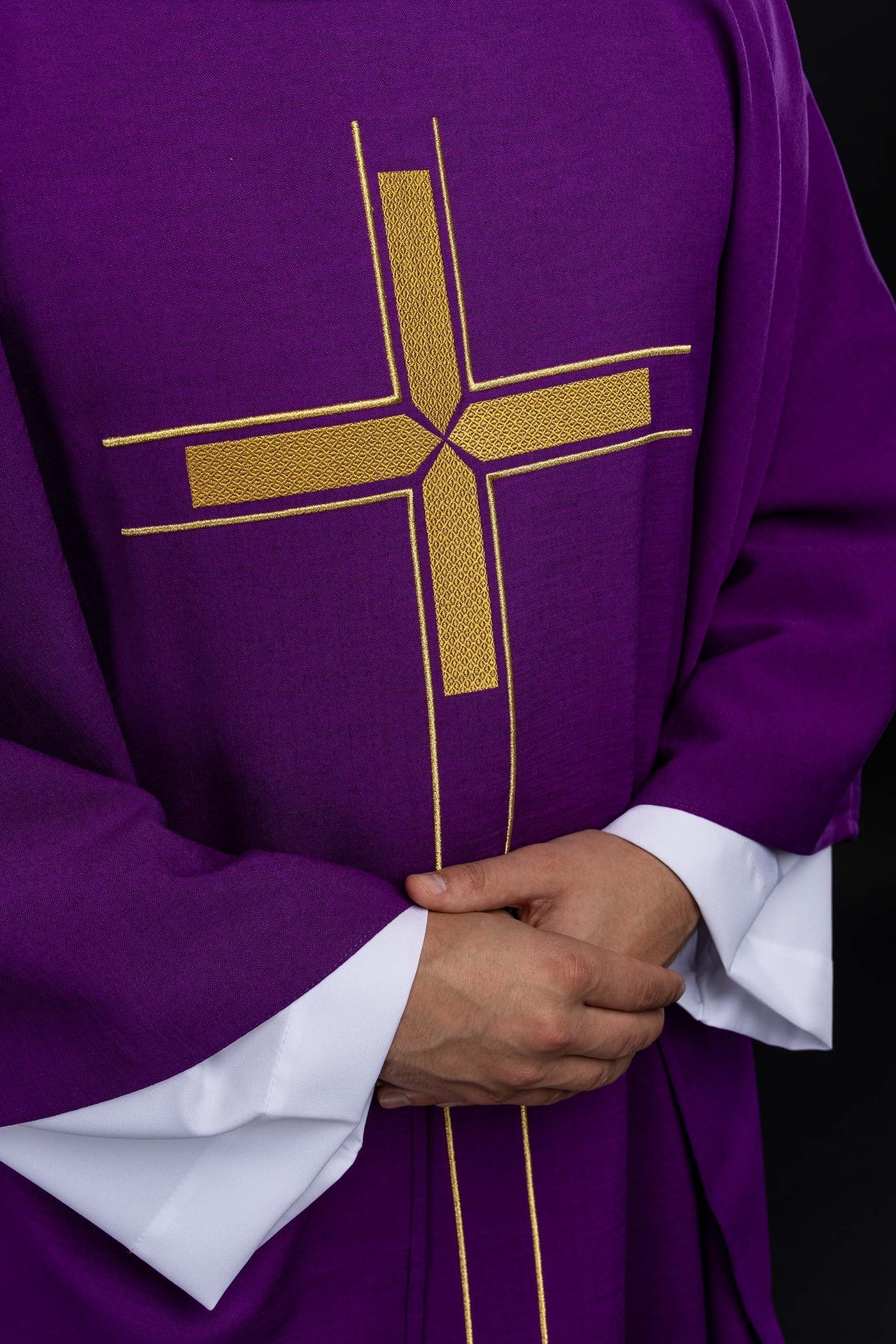 Chasuble violette avec motif de croix brodé LE/7019/03 - CHASUBLES.FR