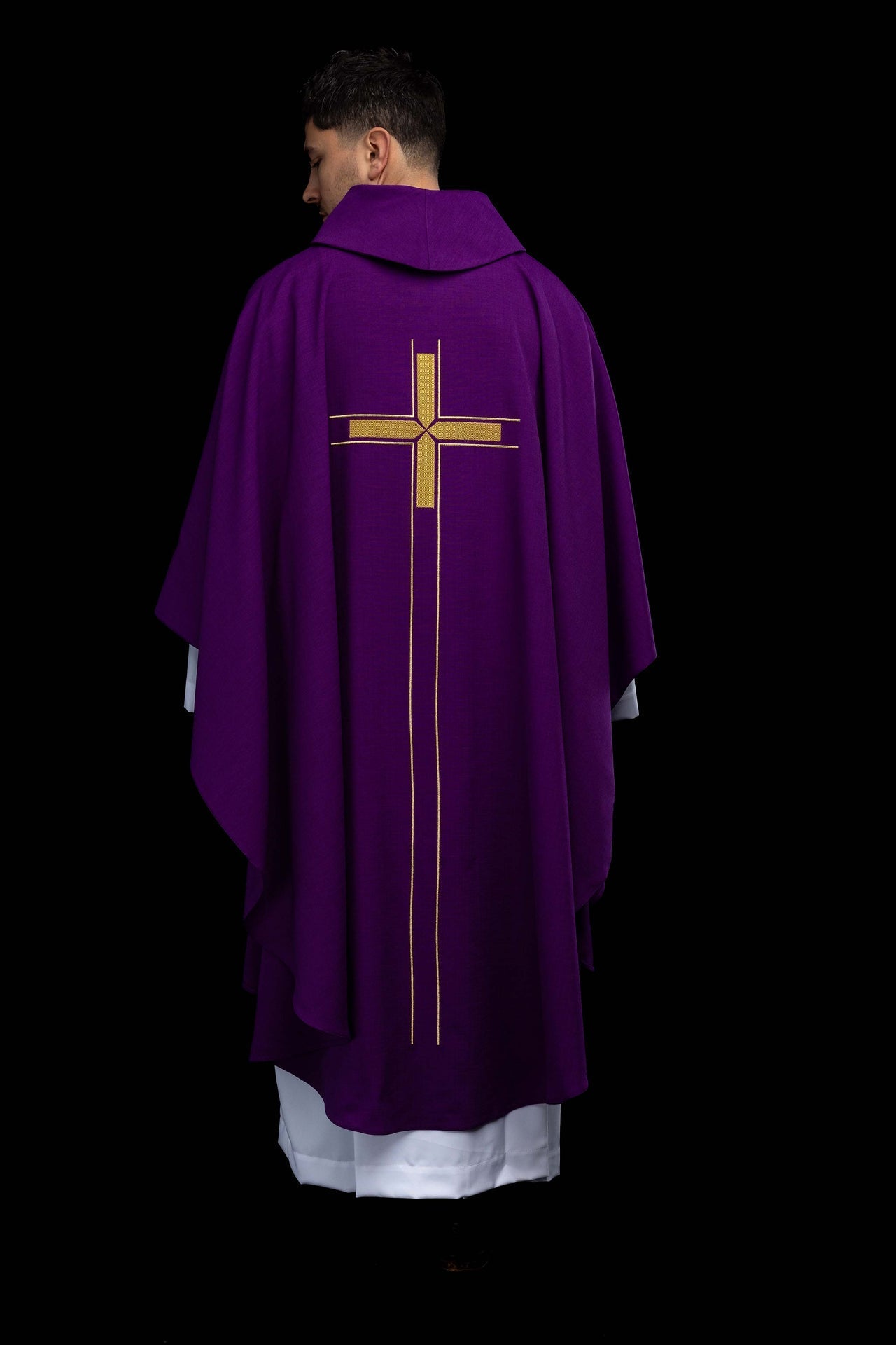 Chasuble violette avec motif de croix brodé LE/7019/03 - CHASUBLES.FR
