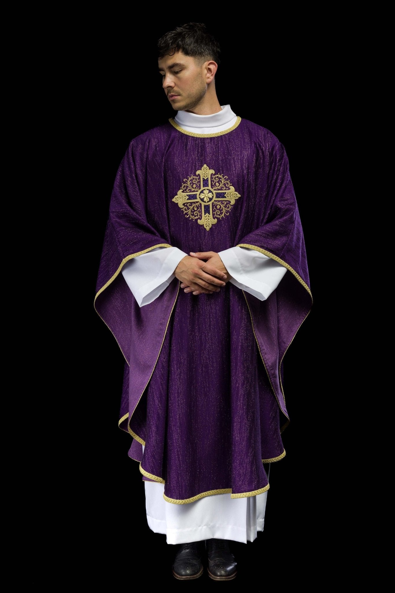 Chasuble violette avec motif de croix brodé sur tissu décoratif KOA/006/03/99 - CHASUBLES.FR