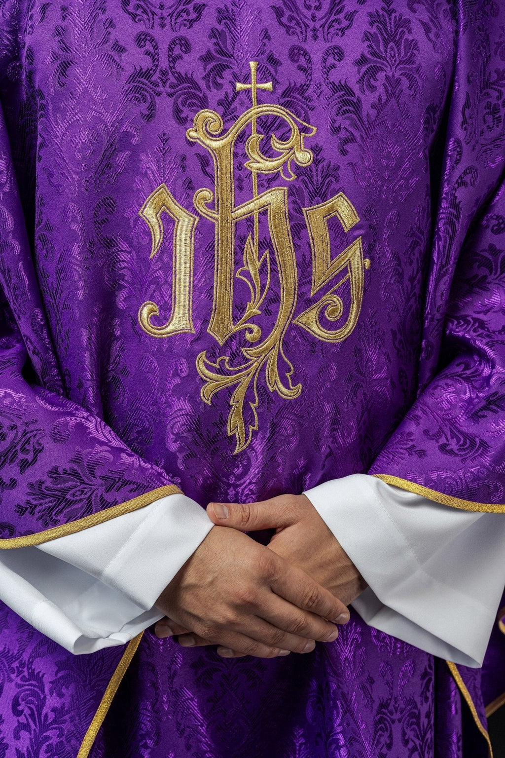 Chasuble violette avec motif IHS brodé sur tissu décoratif LE/7032/03 - CHASUBLES.FR