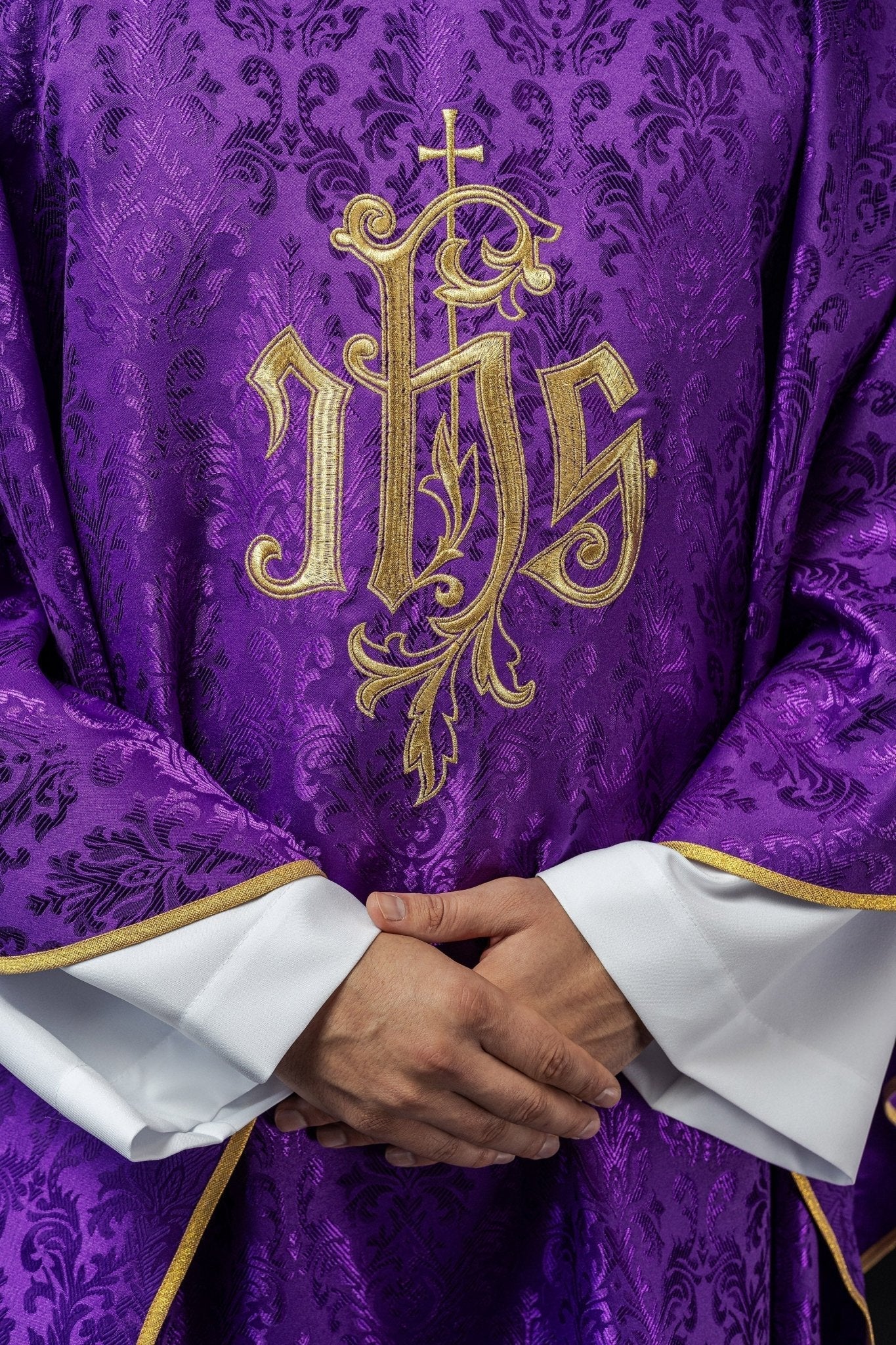Chasuble violette avec motif IHS brodé sur tissu décoratif LE/7032/03 - CHASUBLES.FR