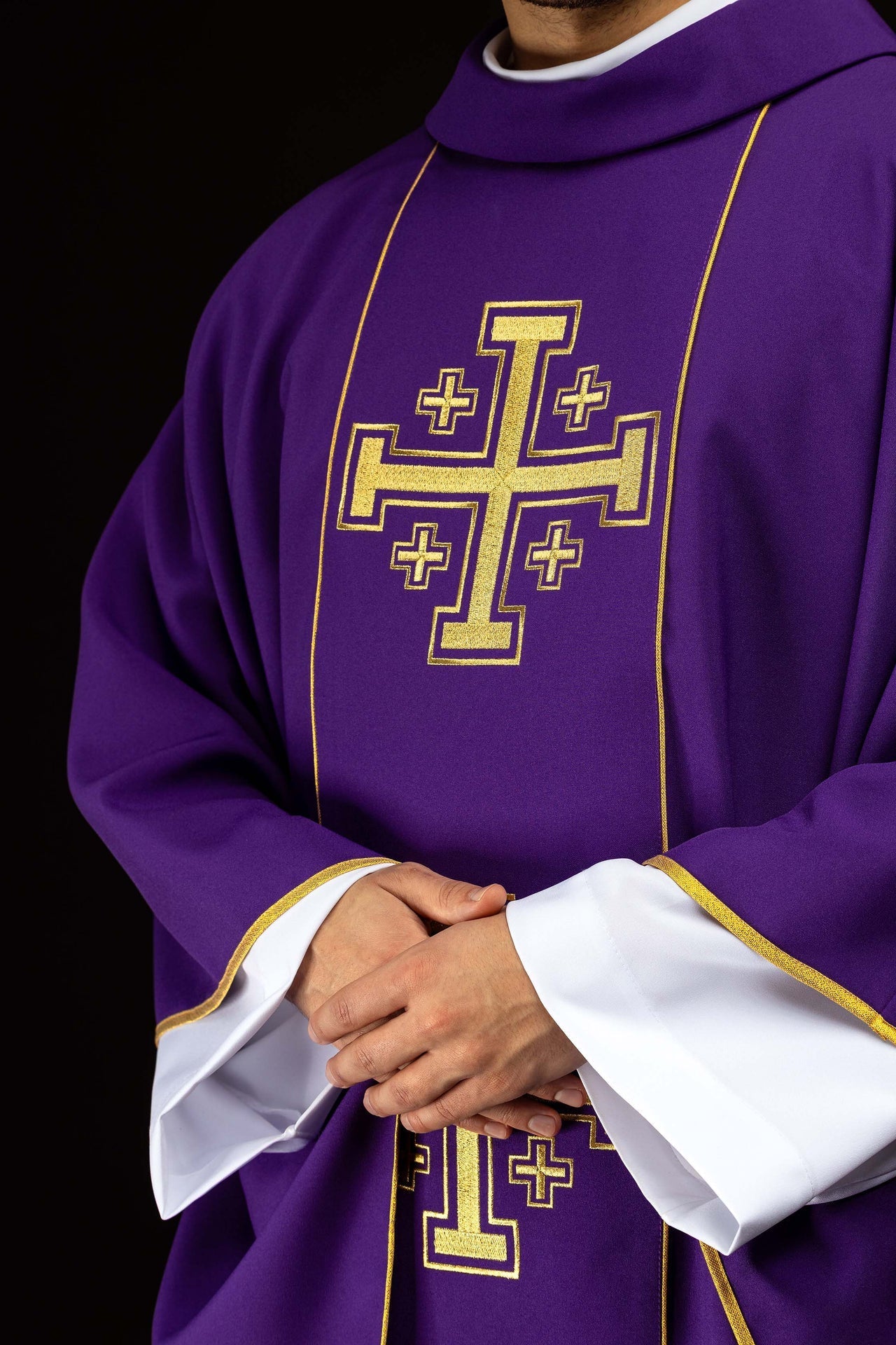 Chasuble violette brodée avec bande et croix de Jérusalem KDT/7046/03/01 - CHASUBLES.FR