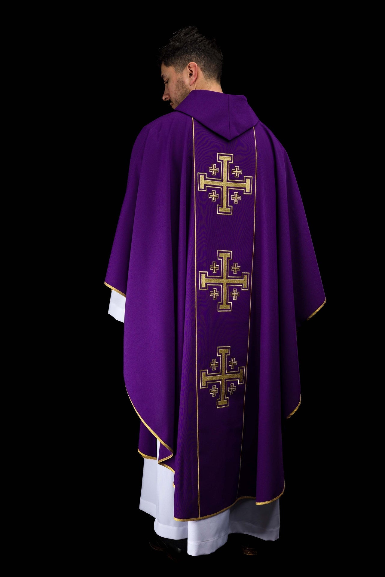 Chasuble violette brodée avec bande et croix de Jérusalem KDT/7046/03/01 - CHASUBLES.FR