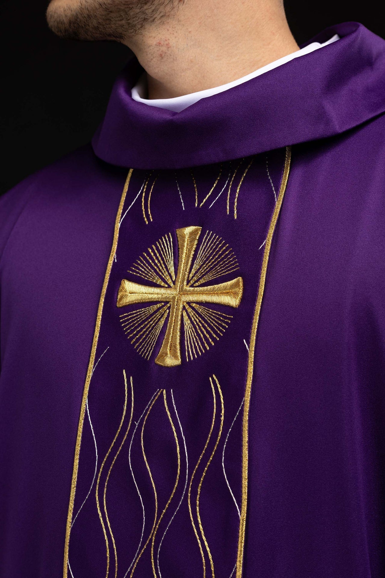 Chasuble violette brodée avec une croix KOR/277/03/53 - CHASUBLES.FR