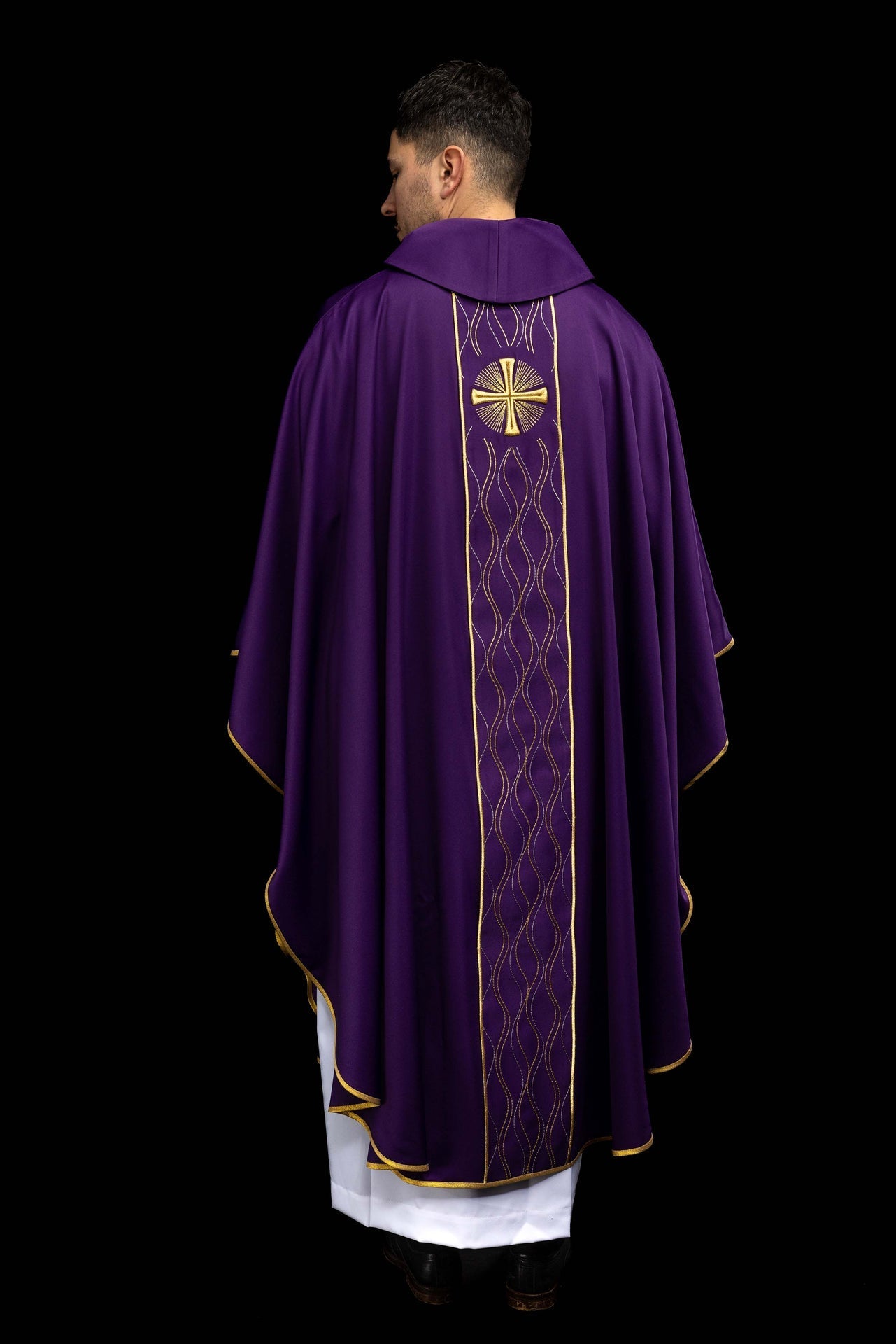 Chasuble violette brodée avec une croix KOR/277/03/53 - CHASUBLES.FR