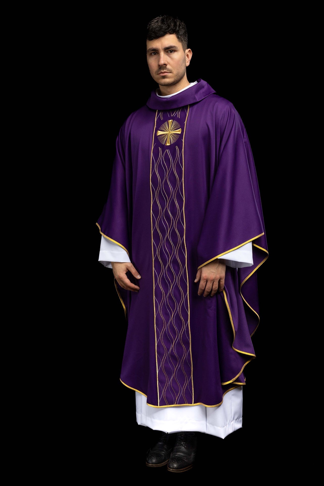 Chasuble violette brodée avec une croix KOR/277/03/53 - CHASUBLES.FR