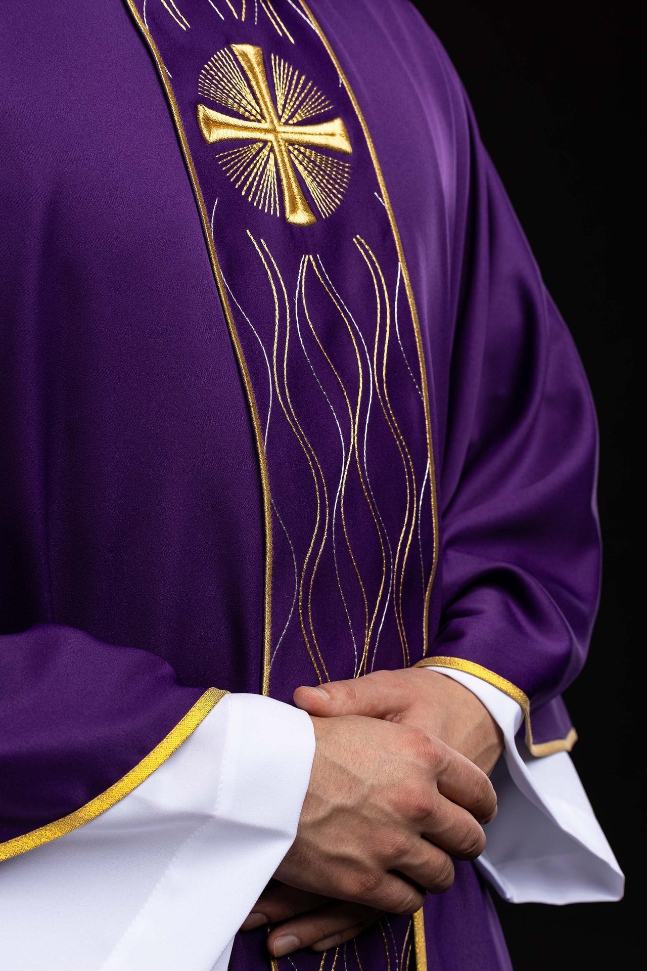 Chasuble violette brodée avec une croix KOR/277/03/53 - CHASUBLES.FR