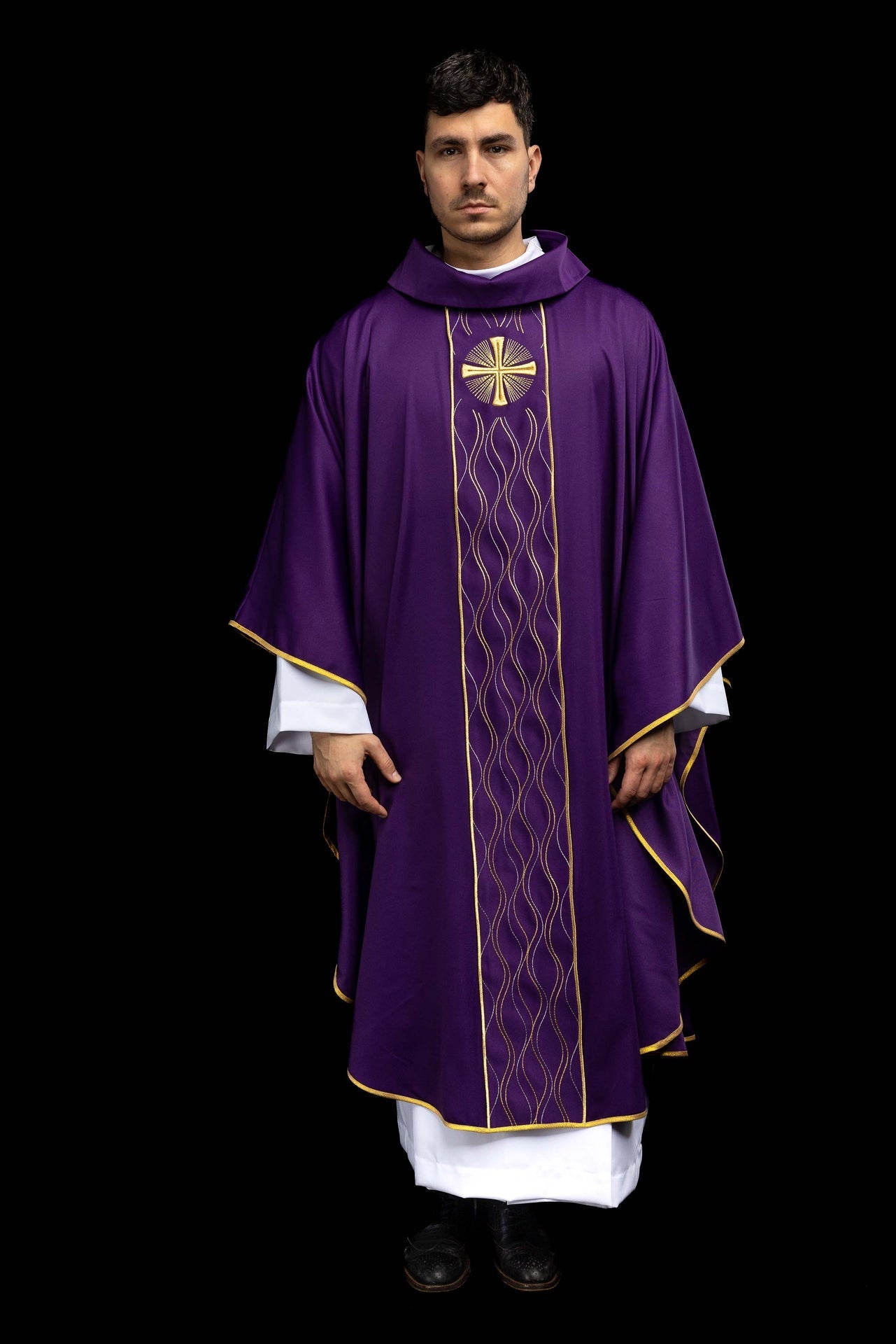 Chasuble violette brodée avec une croix KOR/277/03/53 - CHASUBLES.FR