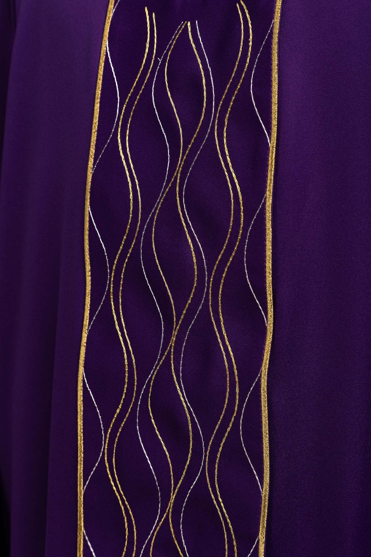 Chasuble violette brodée avec une croix KOR/277/03/53 - CHASUBLES.FR