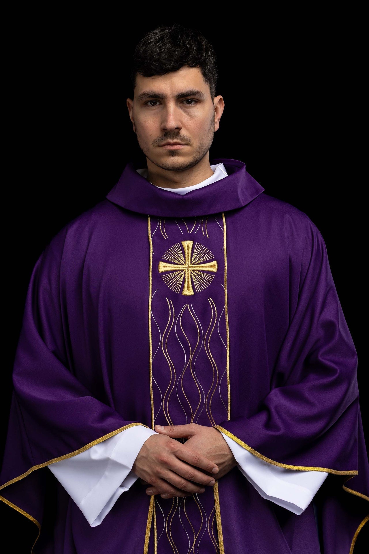 Chasuble violette brodée avec une croix KOR/277/03/53 - CHASUBLES.FR