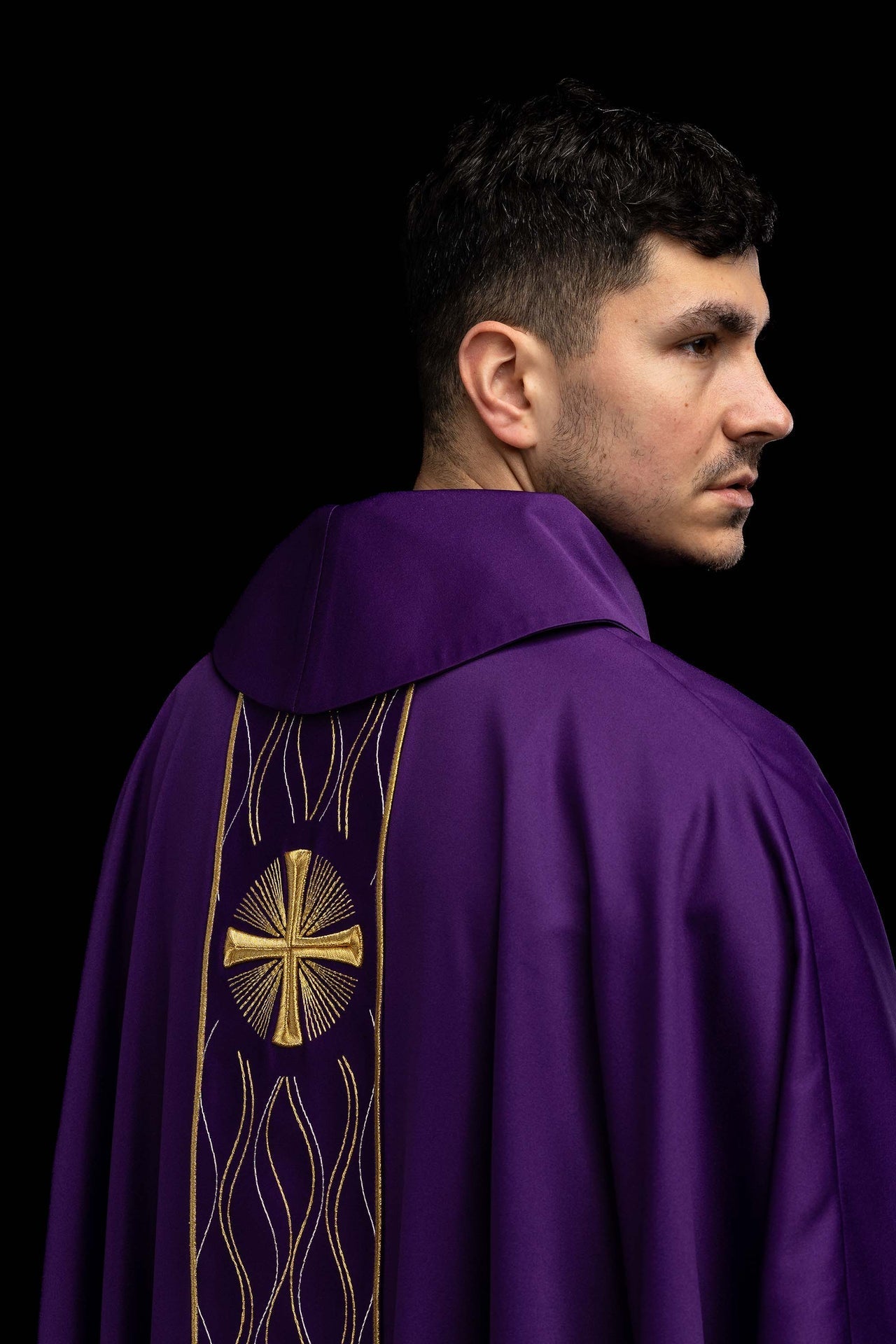 Chasuble violette brodée avec une croix KOR/277/03/53 - CHASUBLES.FR