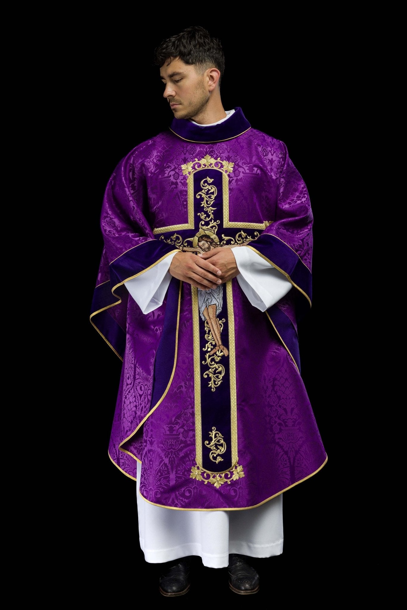 Chasuble violette brodée du motif de Jésus-Christ KOR/190/03/83/PA FIOLET - CHASUBLES.FR