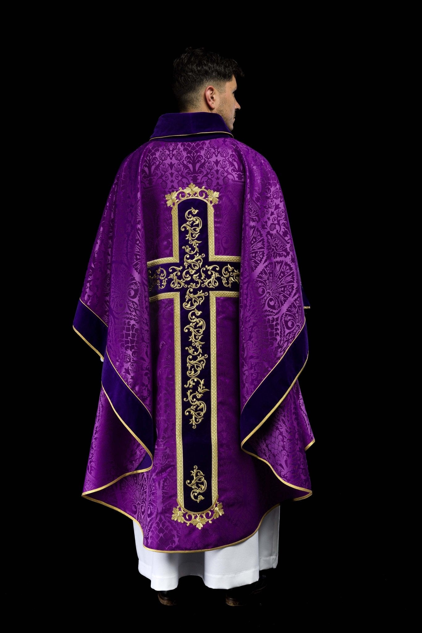 Chasuble violette brodée du motif de Jésus-Christ KOR/190/03/83/PA FIOLET - CHASUBLES.FR