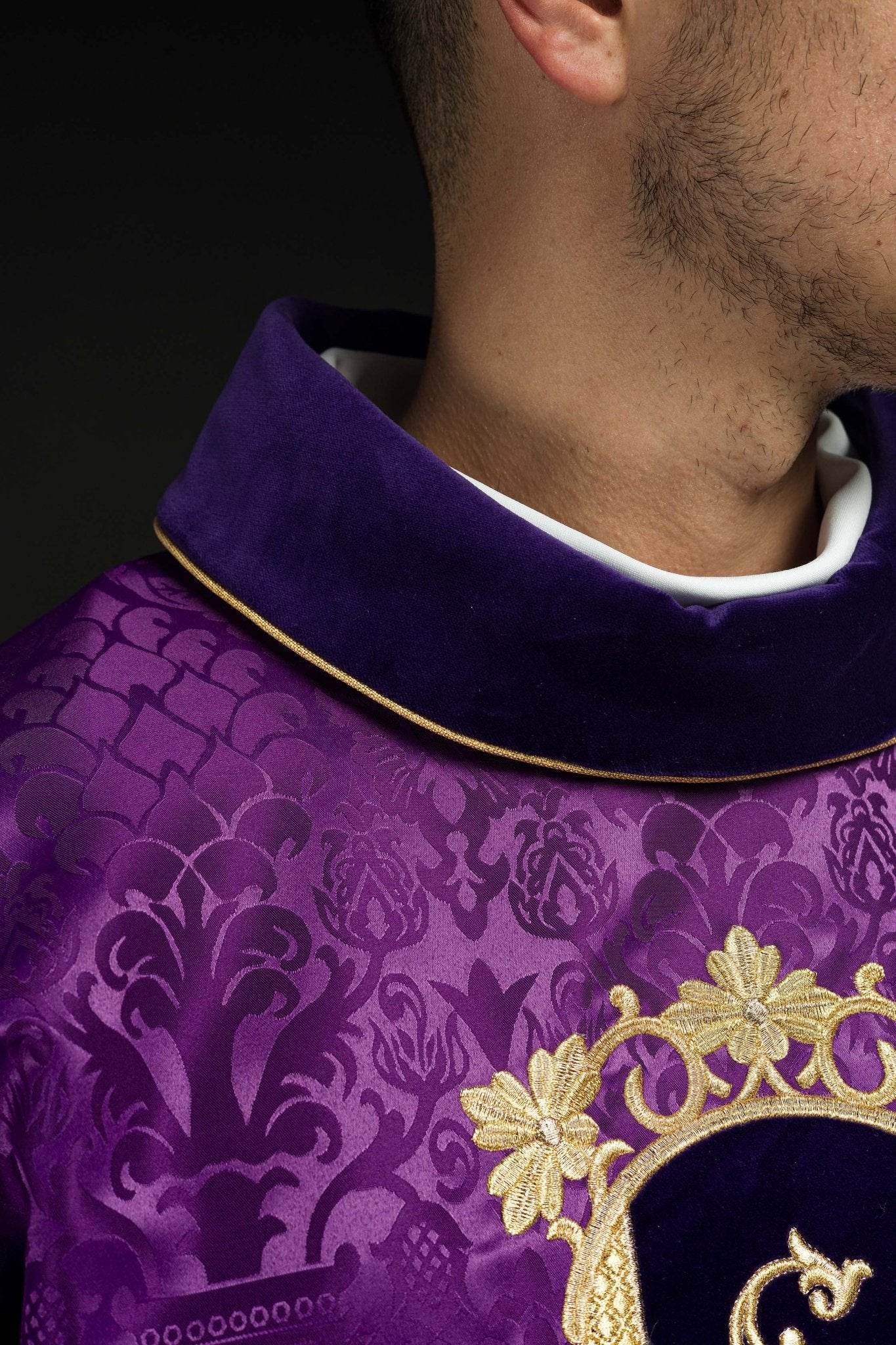 Chasuble violette brodée du motif de Jésus-Christ KOR/190/03/83/PA FIOLET - CHASUBLES.FR