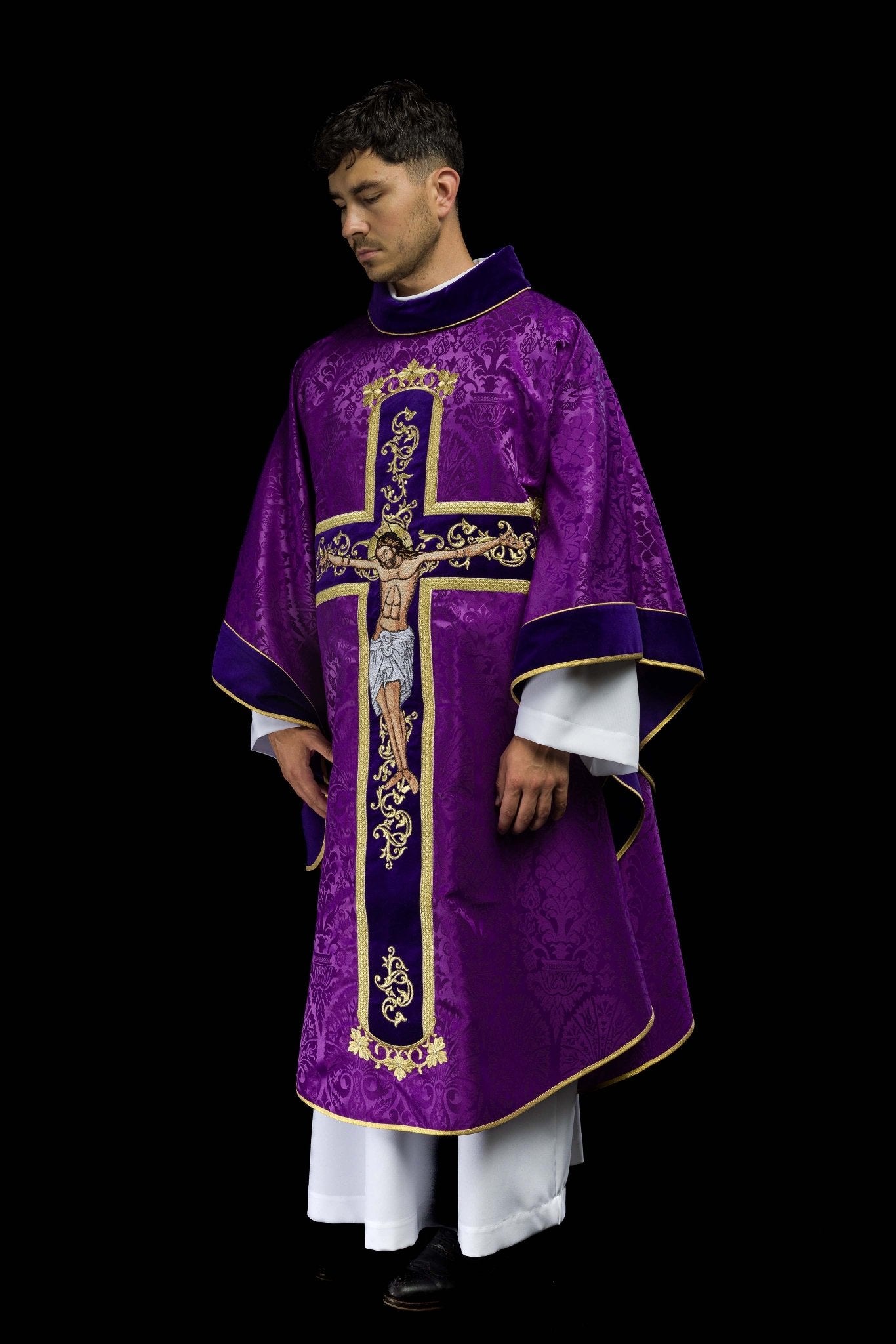Chasuble violette brodée du motif de Jésus-Christ KOR/190/03/83/PA FIOLET - CHASUBLES.FR