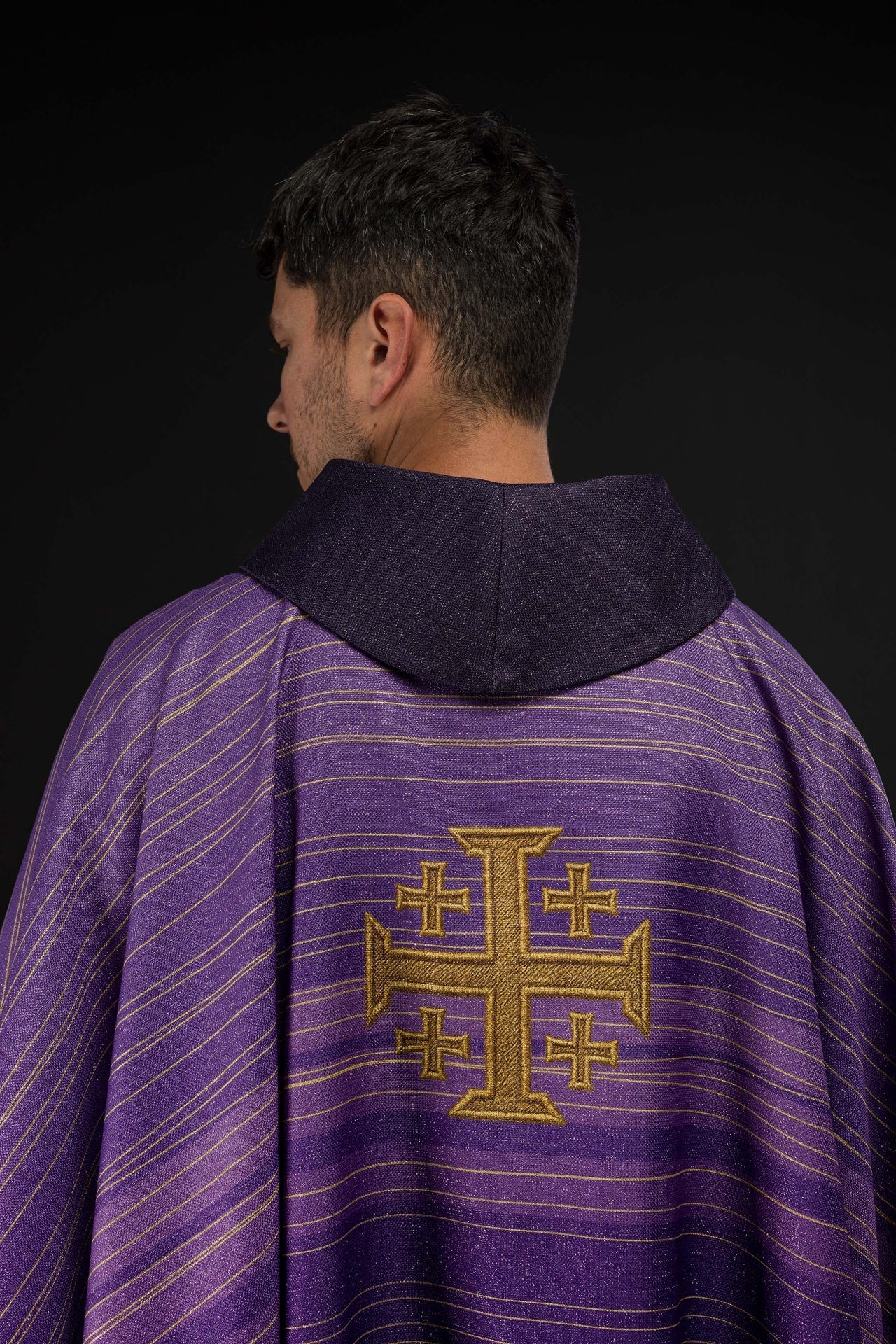 Chasuble violette imprimée avec la Croix de Jérusalem KOD/7001/03/40 - CHASUBLES.FR