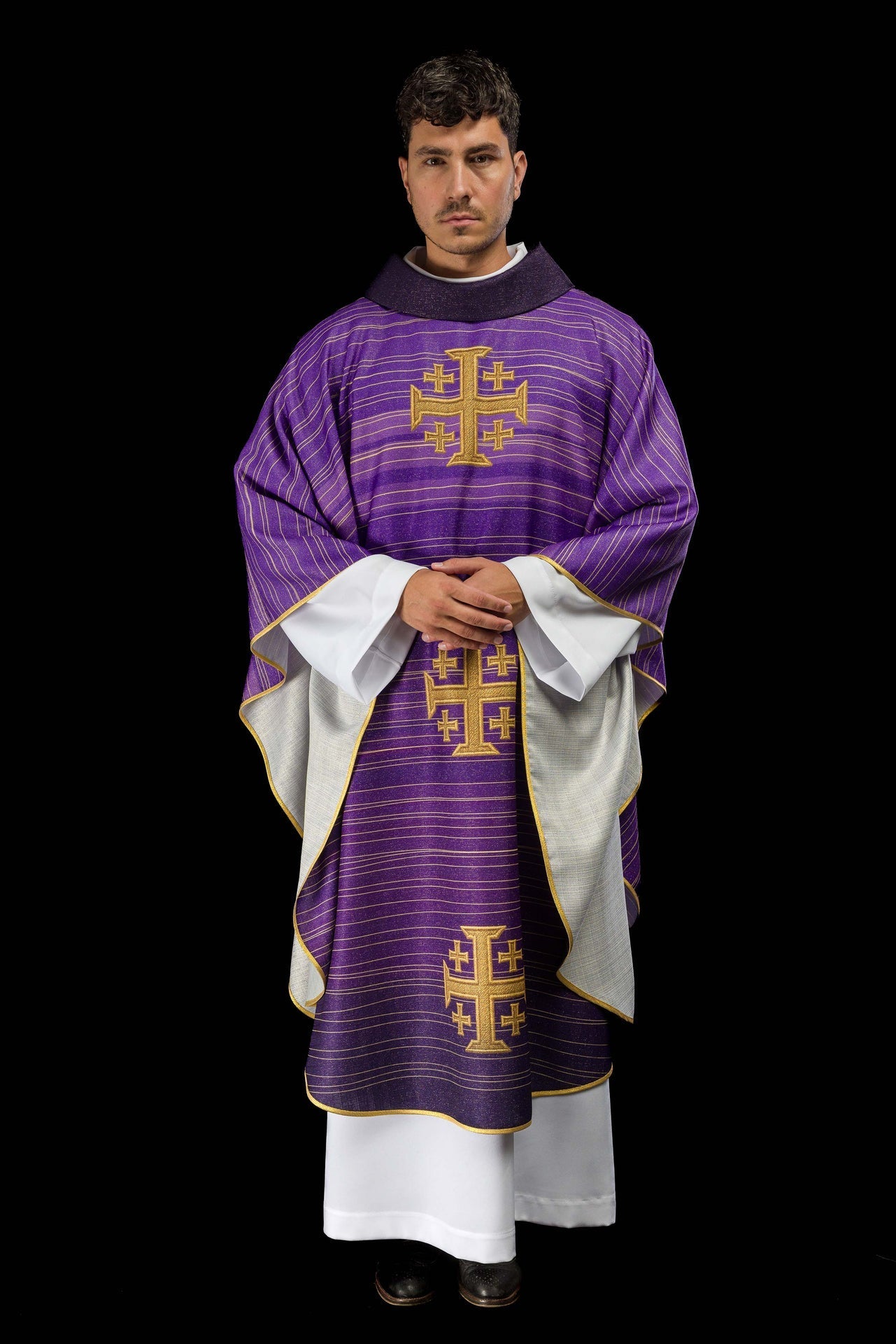 Chasuble violette imprimée avec la Croix de Jérusalem KOD/7001/03/40 - CHASUBLES.FR