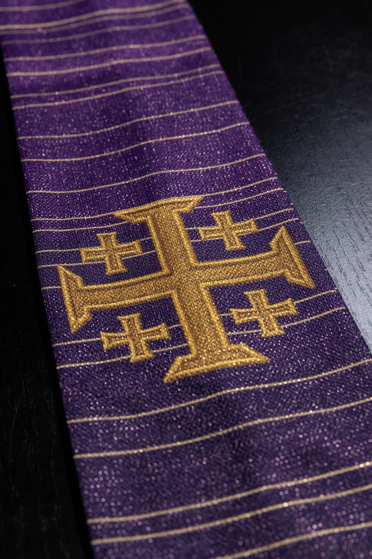 Chasuble violette imprimée avec la Croix de Jérusalem KOD/7001/03/40 - CHASUBLES.FR