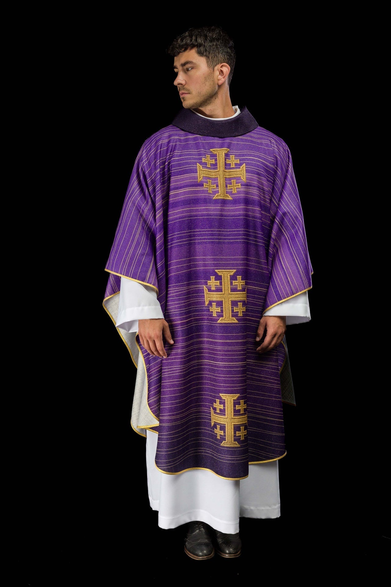 Chasuble violette imprimée avec la Croix de Jérusalem KOD/7001/03/40 - CHASUBLES.FR