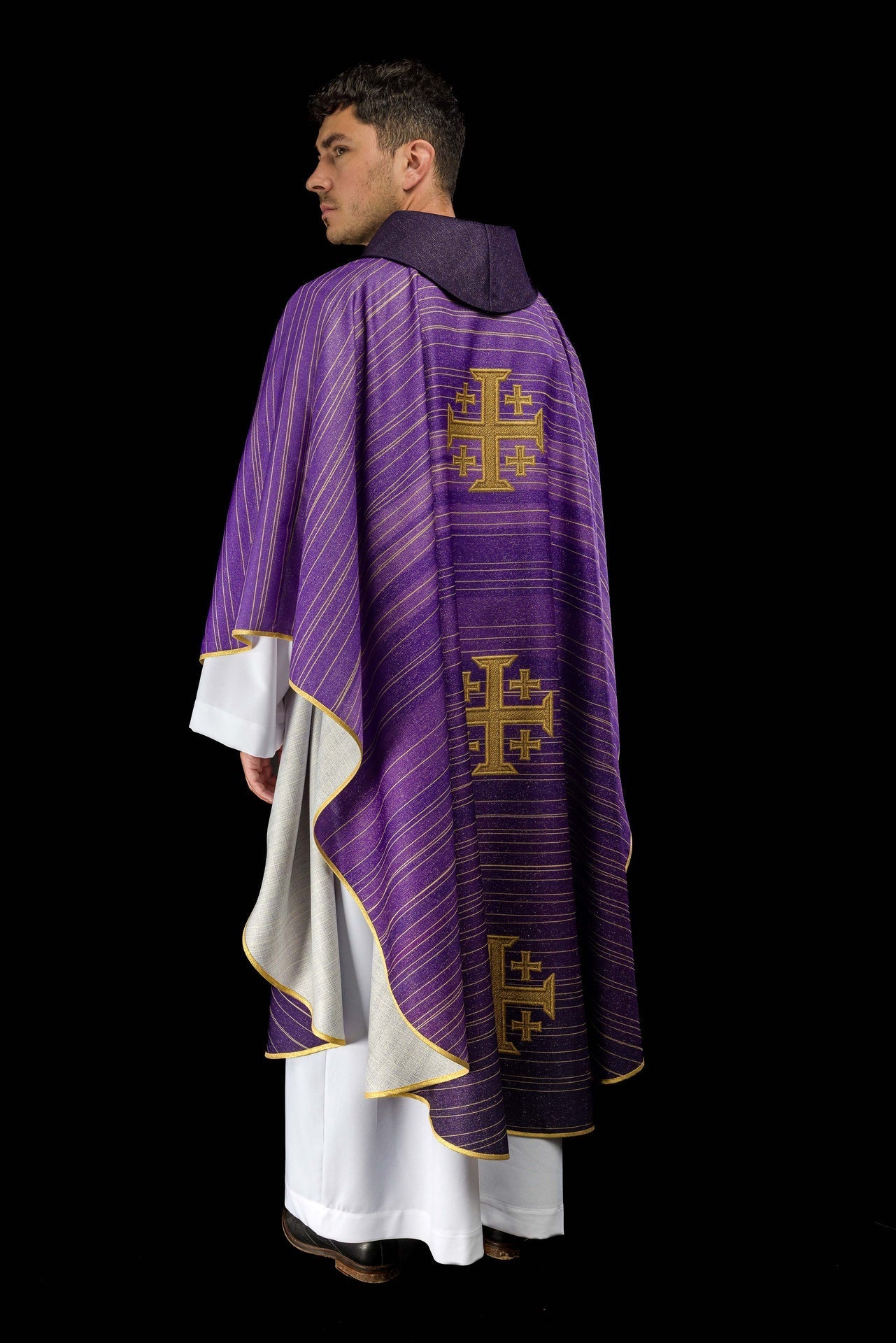 Chasuble violette imprimée avec la Croix de Jérusalem KOD/7001/03/40 - CHASUBLES.FR
