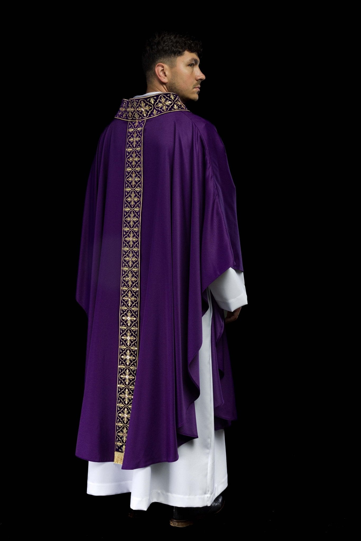 Chasuble violette ornée de 500 pierres avec bande étroite LE/7104/03 - CHASUBLES.FR