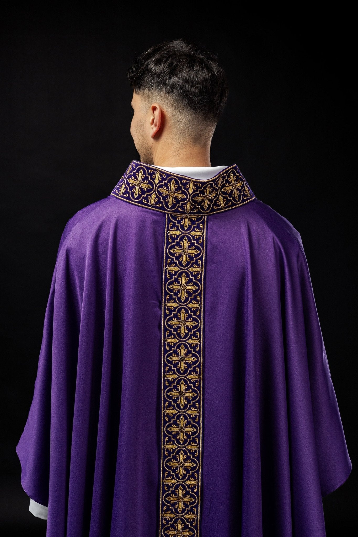 Chasuble violette ornée de cinq cents pierres décoratives LE/7004/03 - CHASUBLES.FR